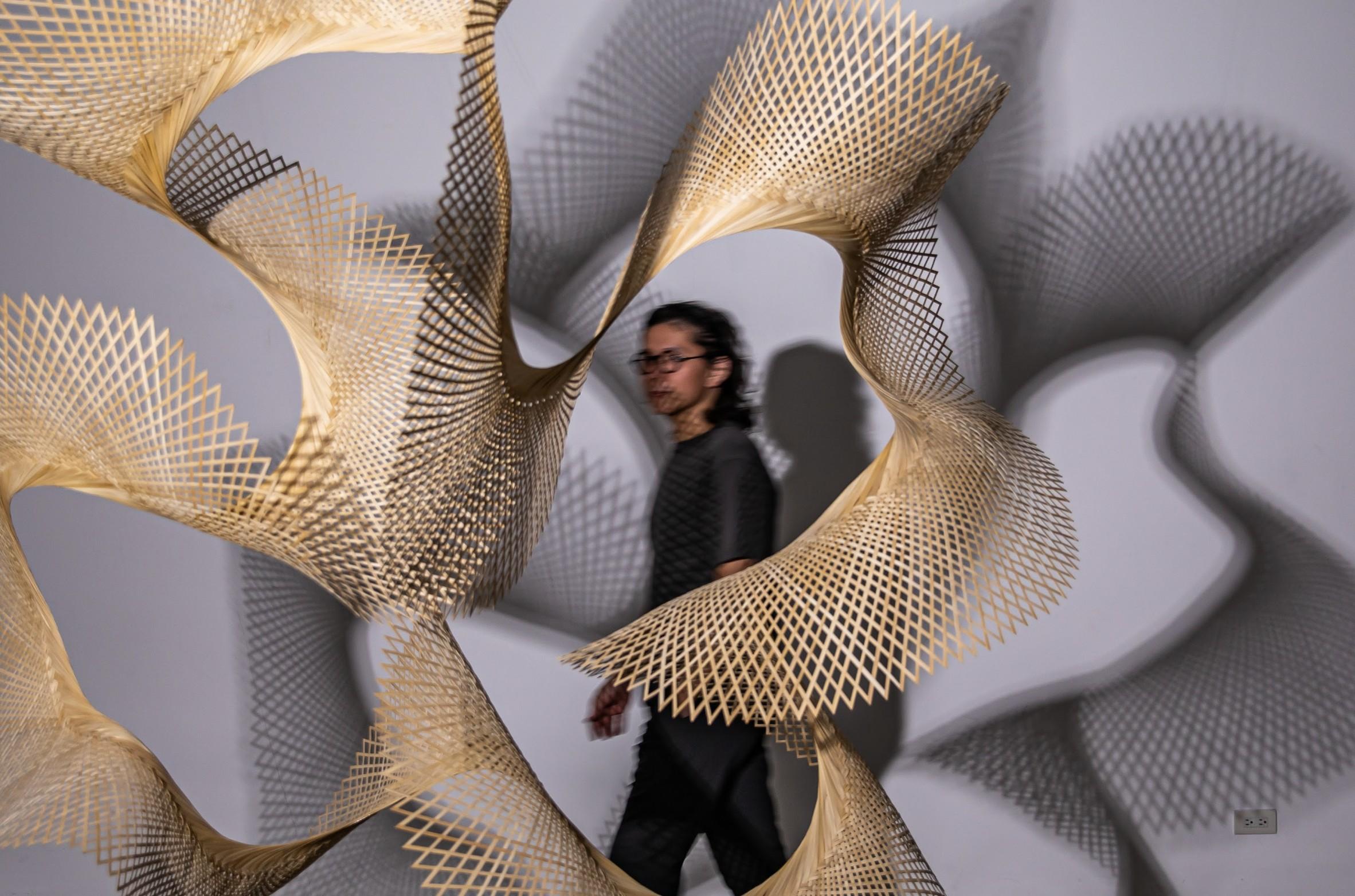 Clouds of Smoke Dream Quest - Sculpture by Chingke Lin