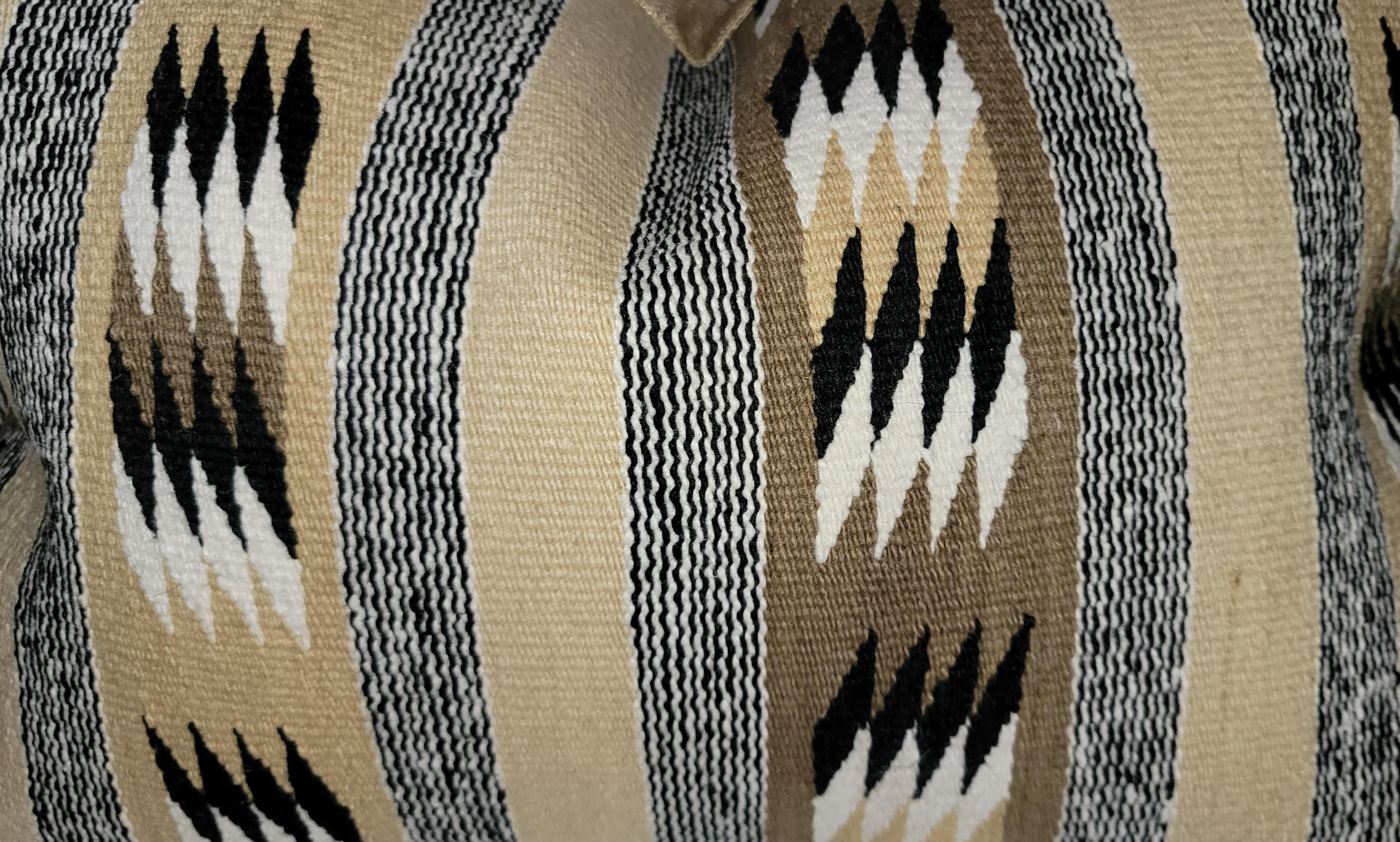 Coussins de traversin en tissage indien Chinle Navajo - paire. Inserts en plumes et duvet. Cache-nez à fermeture éclair.