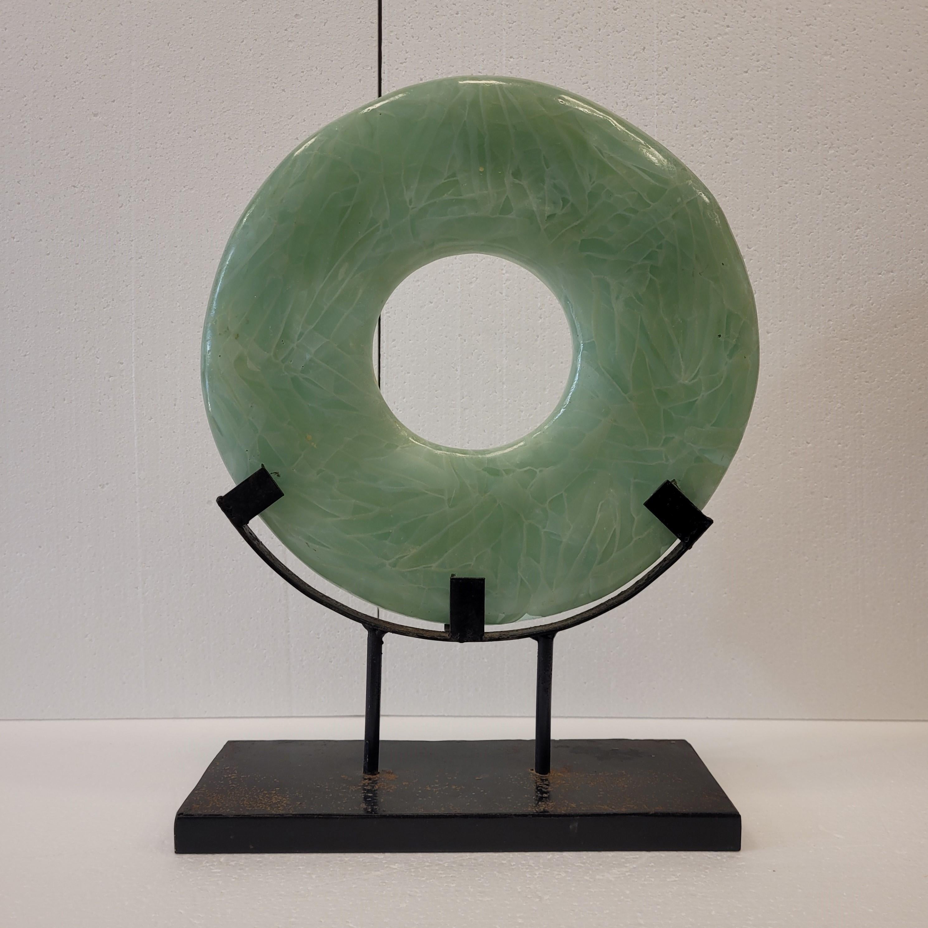 Sculpture à disque en céladon, minéral et forge, 20e siècle - Chine

Disque Bi exquis et sophistiqué fabriqué au début du 20e siècle en Chine. Il s'agit d'un disque extraordinaire taillé dans un minéral de couleur céladon, avec un trou circulaire au