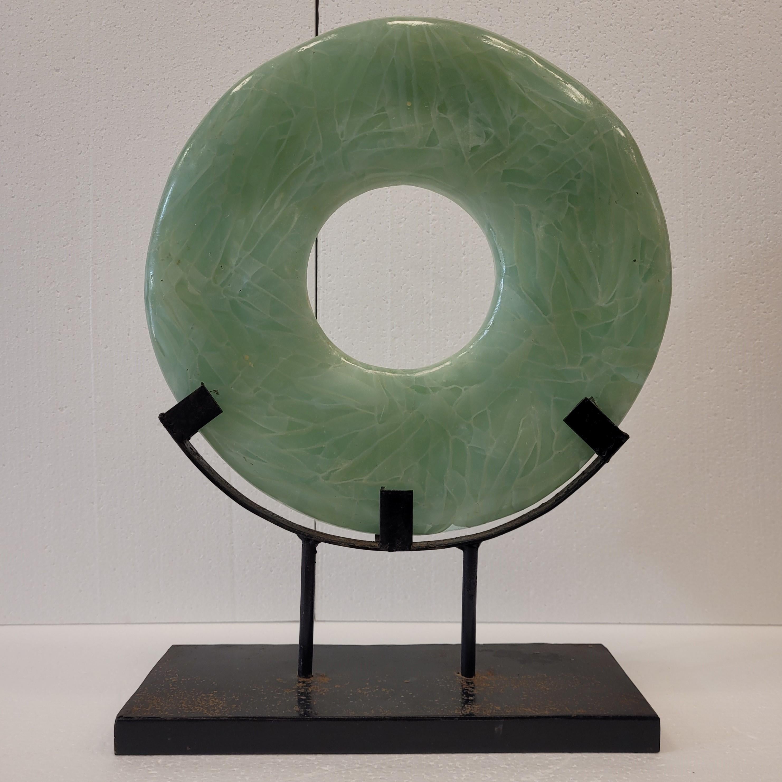 Qing Sculpture de disque bi céladon vert de Chinois, minéraux et forgeage en vente