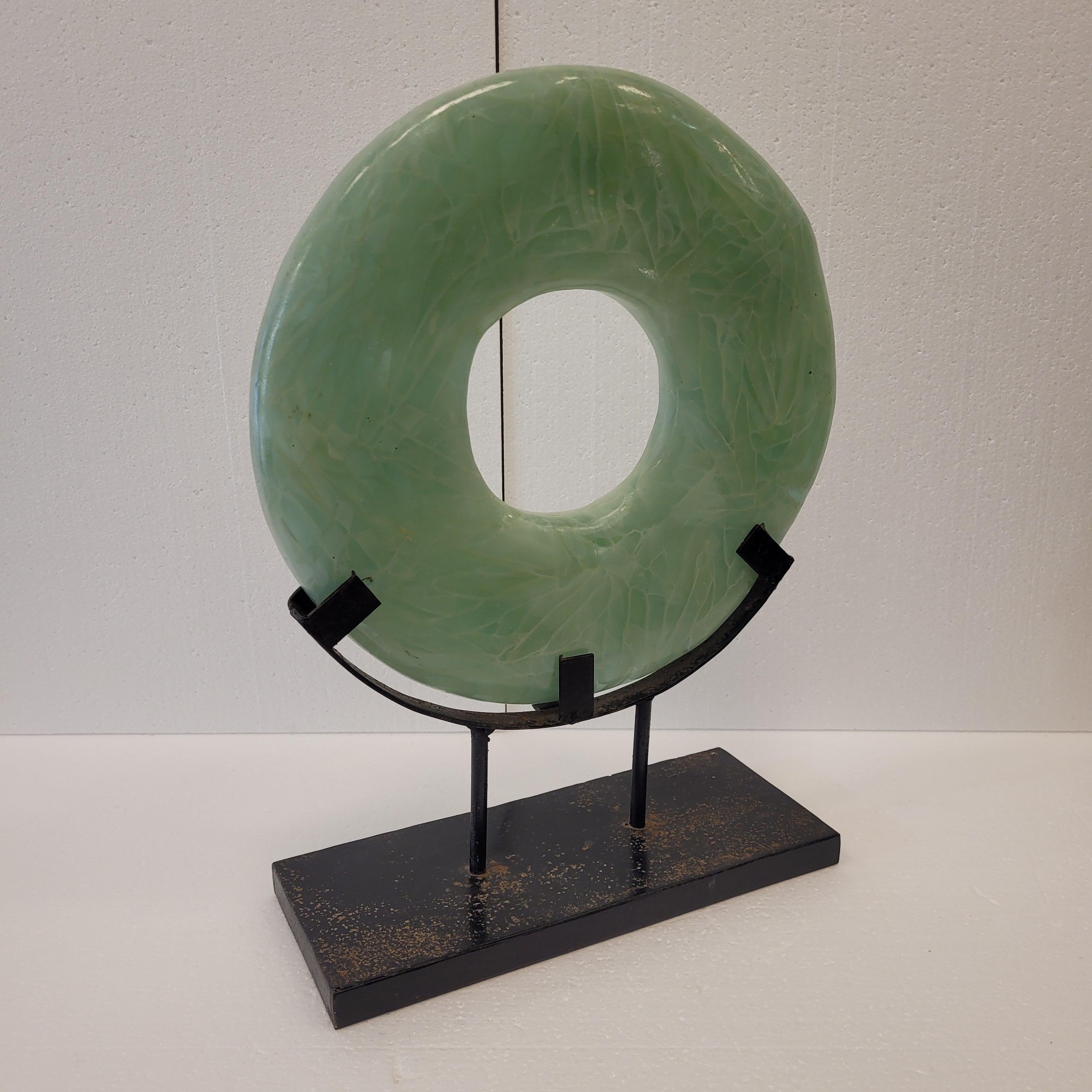 Milieu du XXe siècle Sculpture de disque bi céladon vert de Chinois, minéraux et forgeage en vente