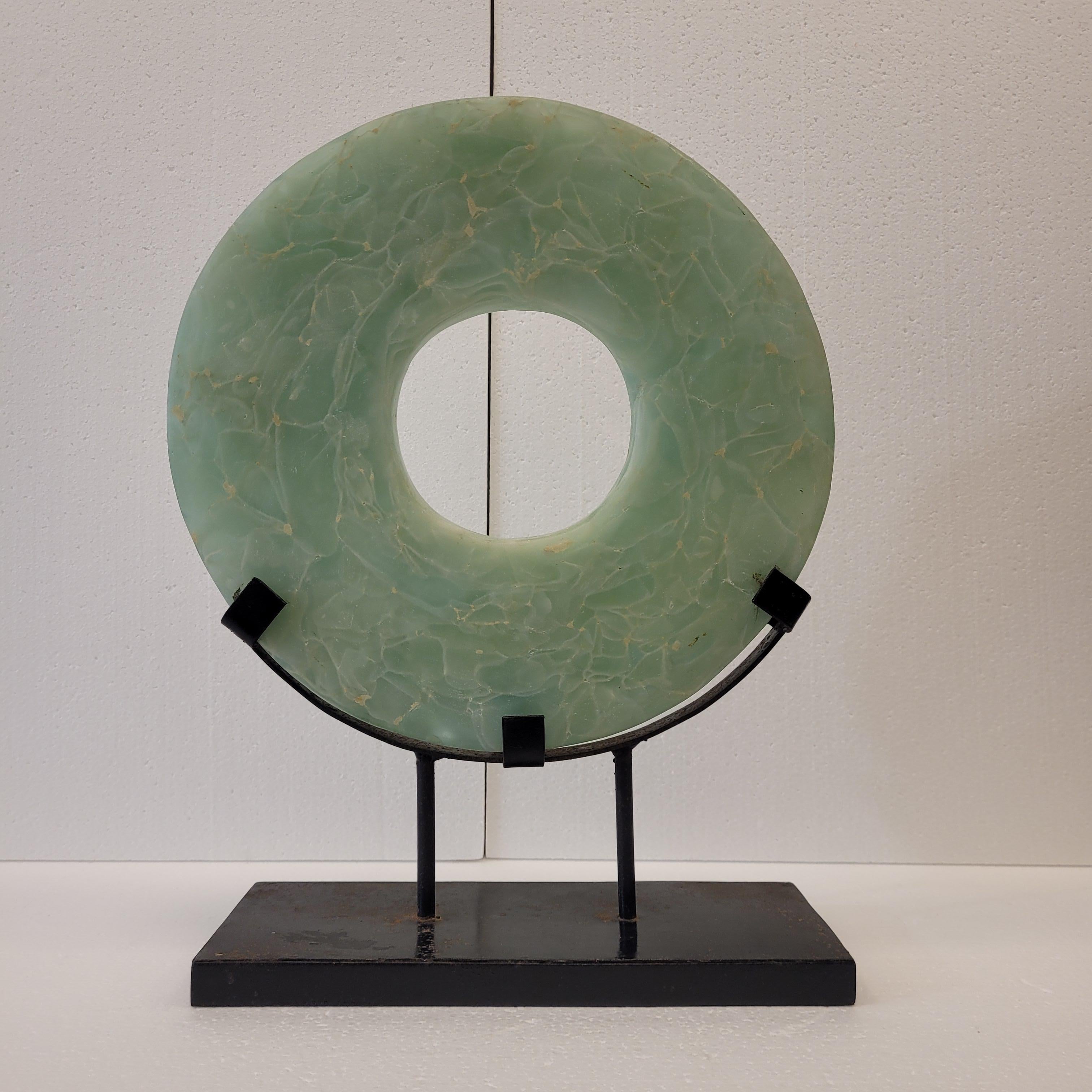 Sculpture de disque bi céladon vert de Chinois, minéraux et forgeage en vente 1