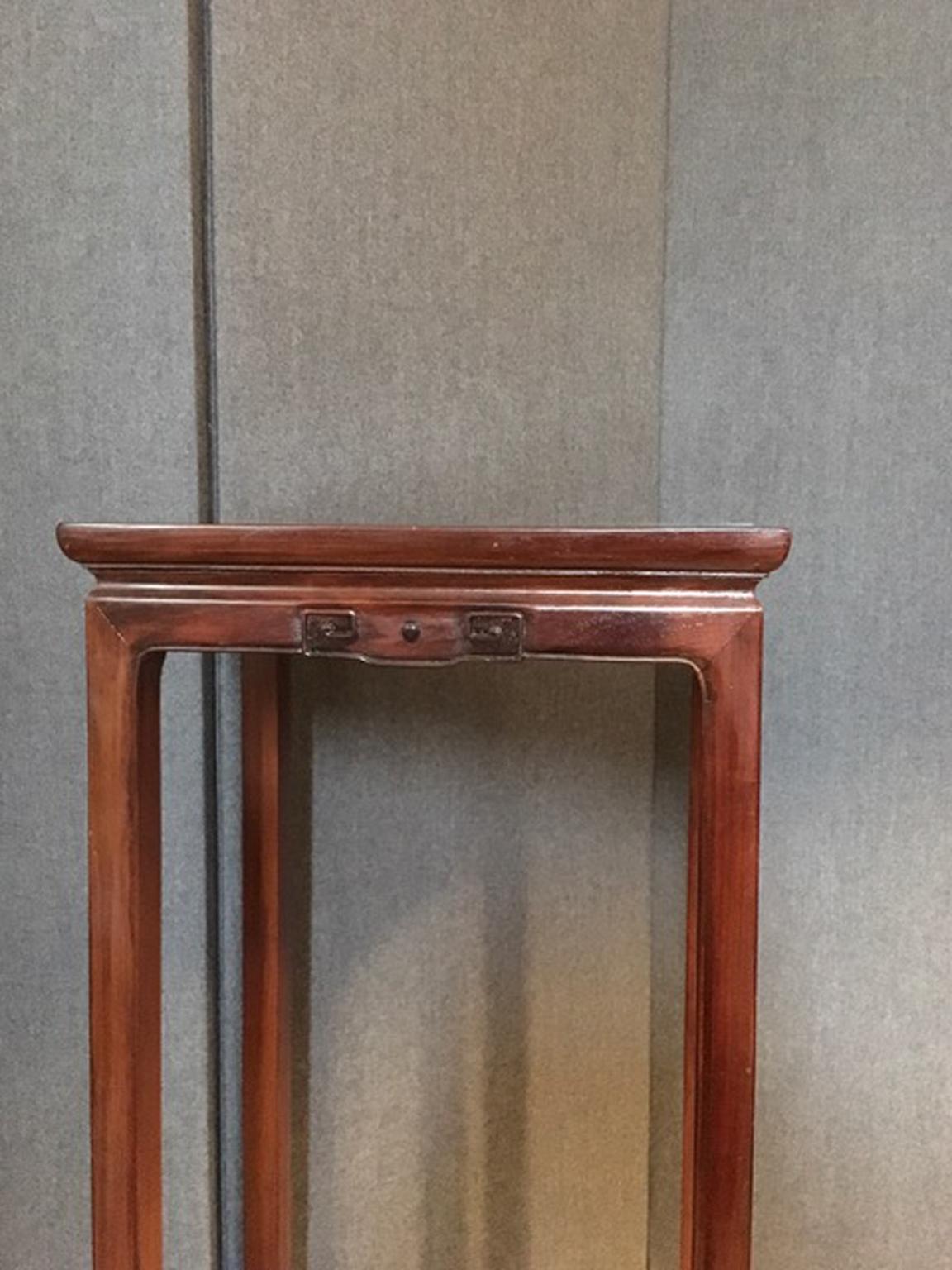 China elmwood pedestal hand carved with fine hand carved details on every sides. The wood color finish is similar to mahogany.