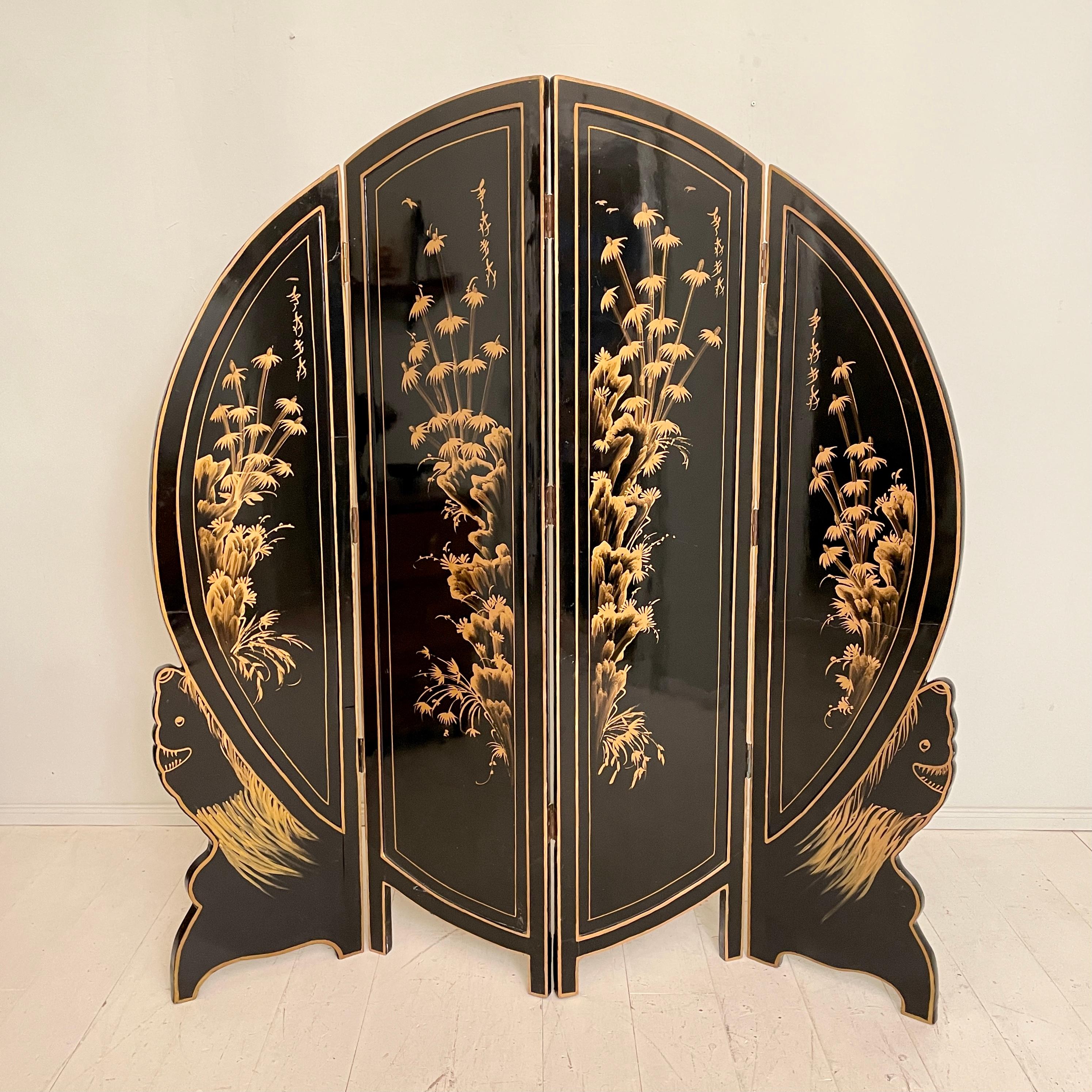 This beautiful Chinoiserie and Black Lacquer Four-Panel Folding Screen Room Divider was made in the 1930s.
It has two sides. One brown / orange chinoiserie side with a wonderful landscape and one black lacquer side with flowers. Both sides have