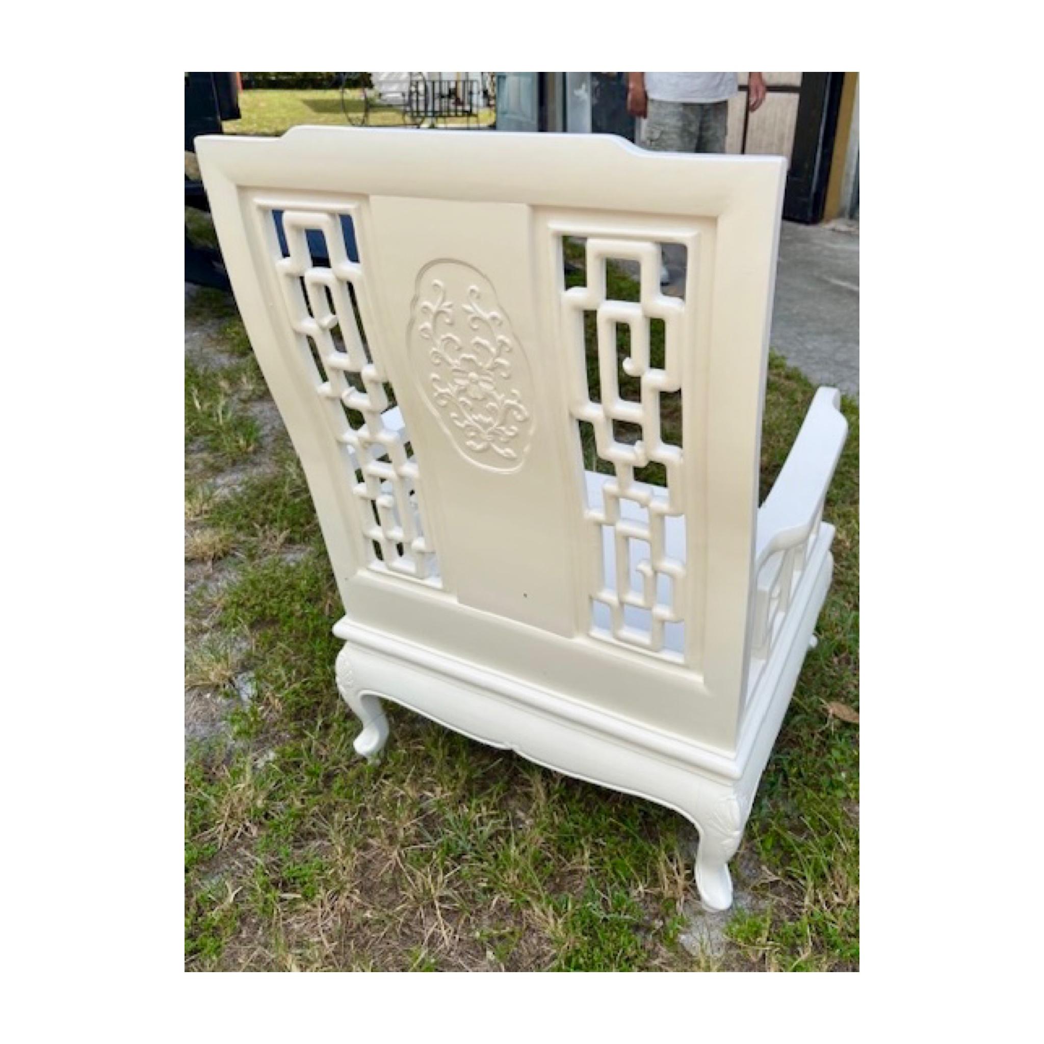 Chinoiserie-Sessel in elfenbeinfarbener Lackierung #1 (Mitte des 20. Jahrhunderts) im Angebot