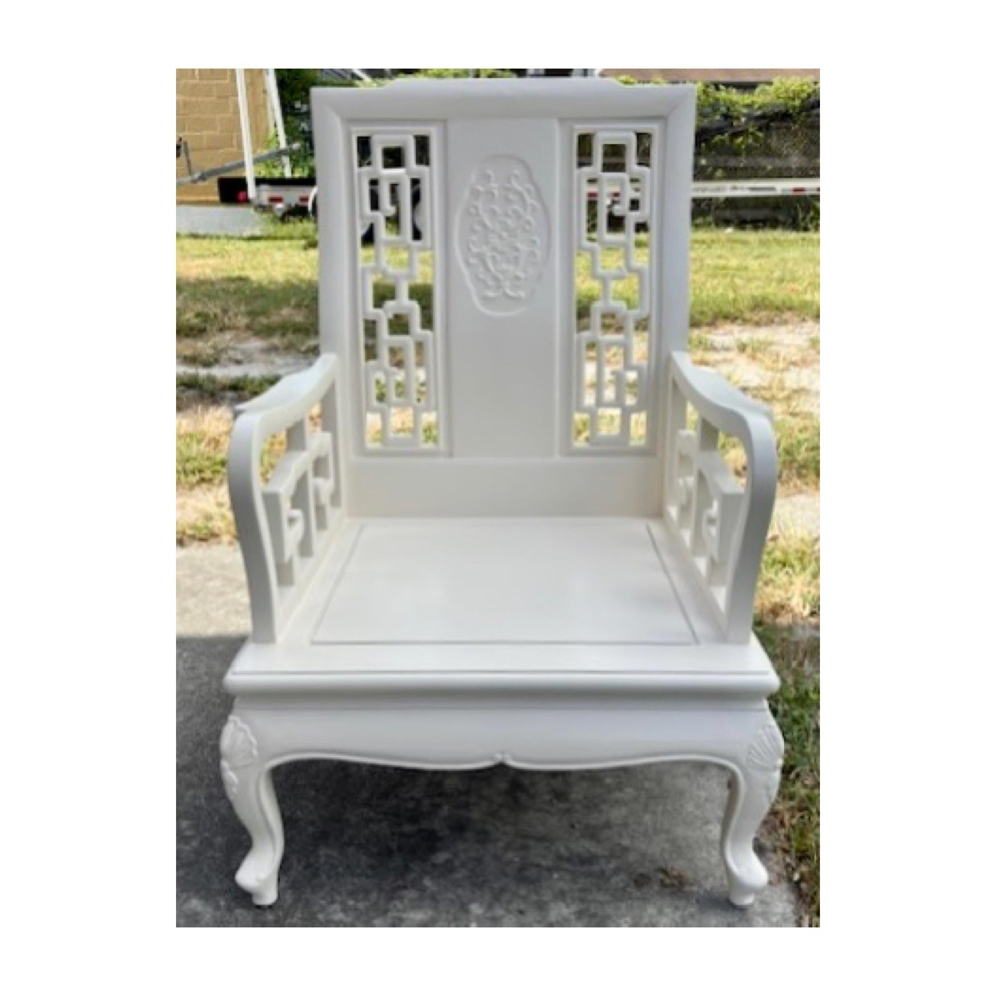 Chinoiserie-Stuhlgestell aus China, frisch lackiert in Elfenbeinweiß. Wir haben 2 identische Stühle, also kaufen Sie ein Paar und sehen Sie sich auch unser passendes Sofa an. Verleihen Sie Ihrem Designprojekt einen Hauch von Chic im Chinoiserie-Stil.