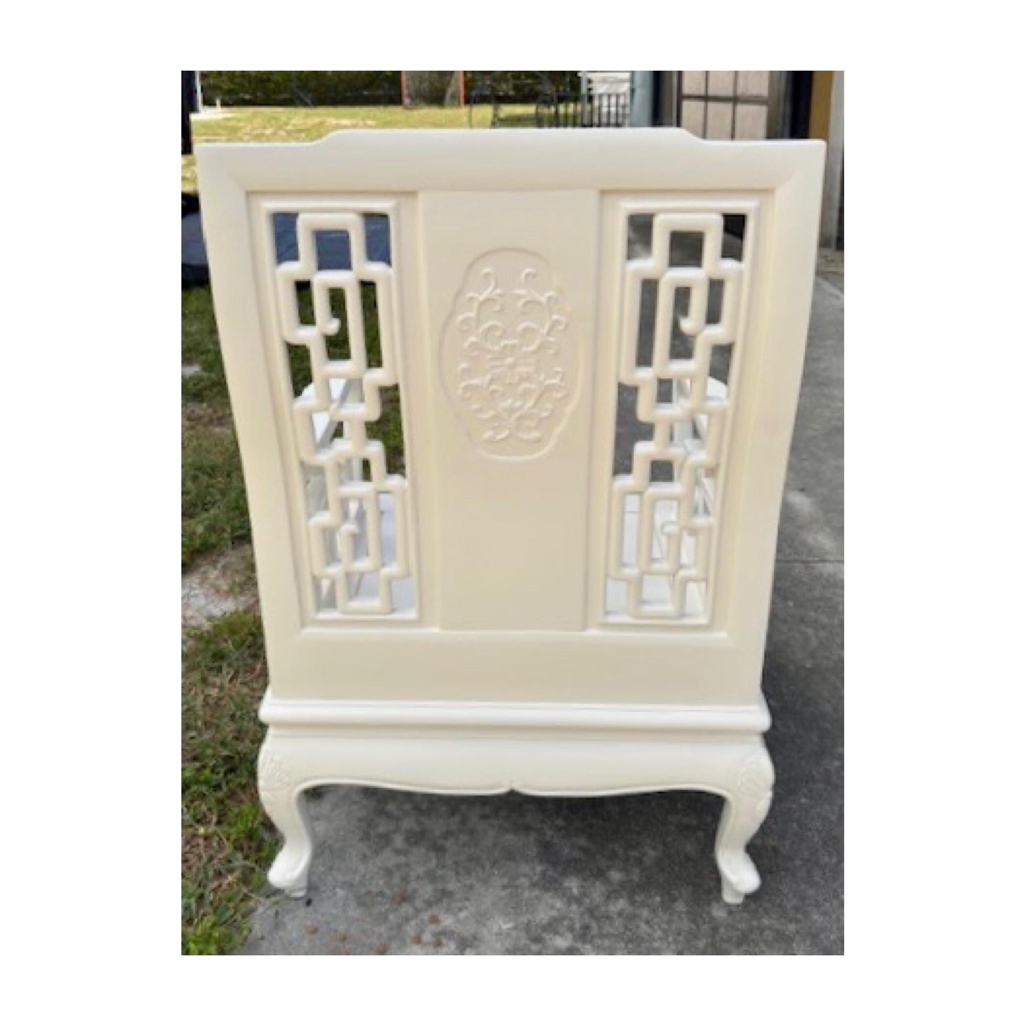 Chinoiserie-Sessel in elfenbeinfarbener Lackierung #2 (Mitte des 20. Jahrhunderts) im Angebot