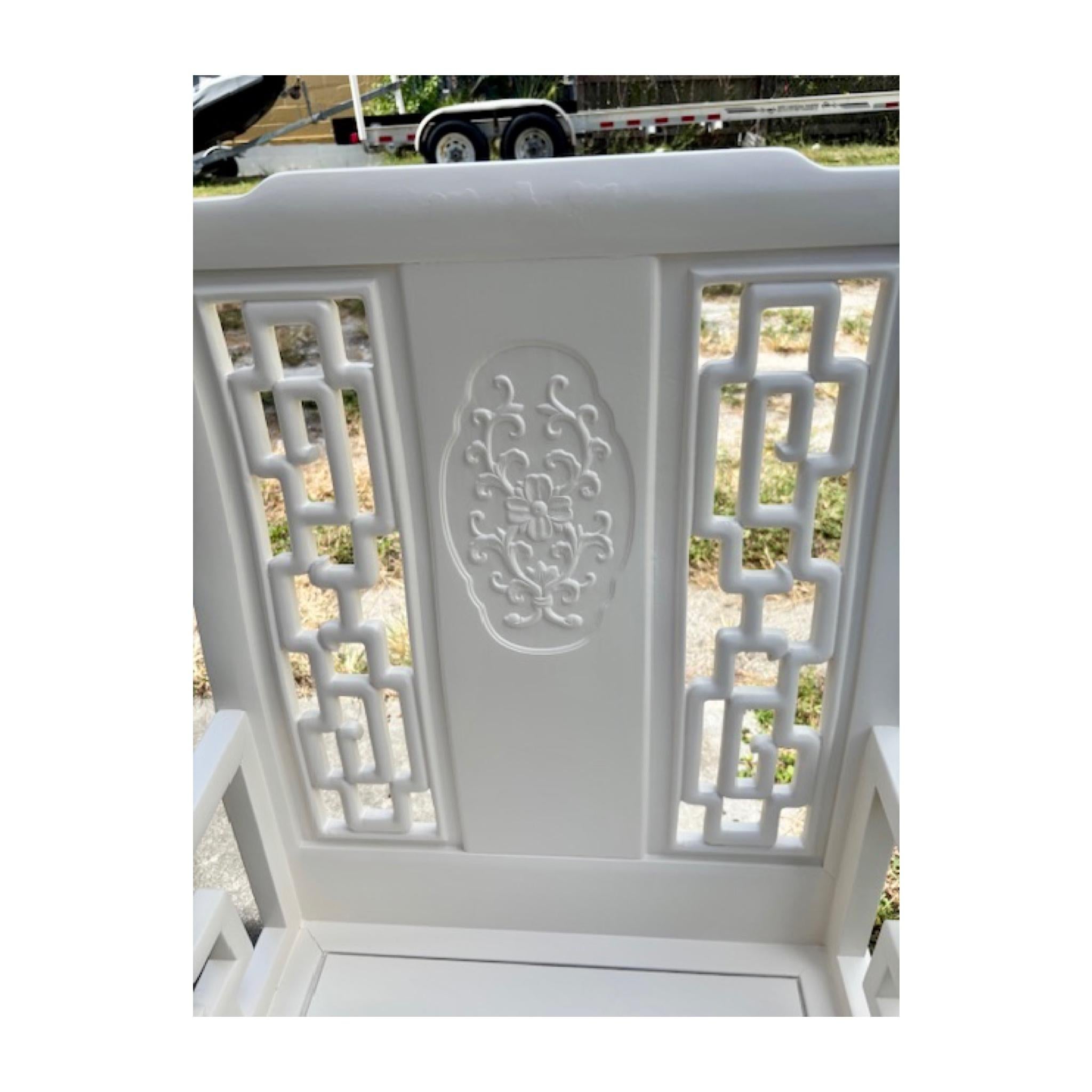 Chinoiserie-Sessel in elfenbeinfarbener Lackierung #2 im Angebot 3