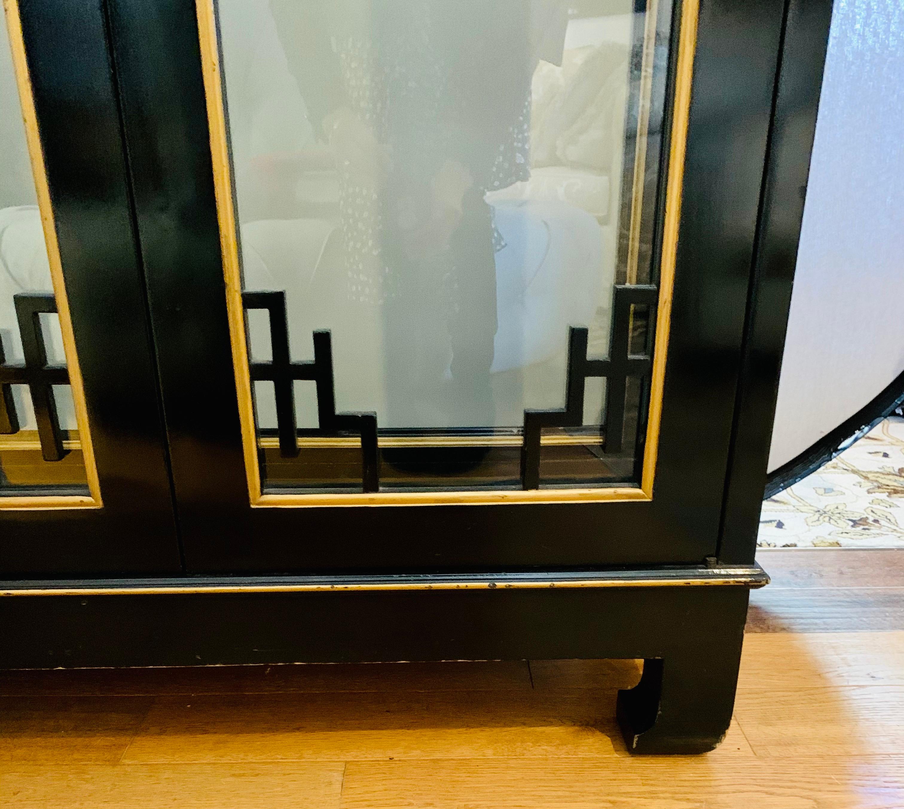 Chinoiserie Asian Black Lacquer Pagoda Style Display China Cabinet Vitrine In Good Condition In West Hartford, CT