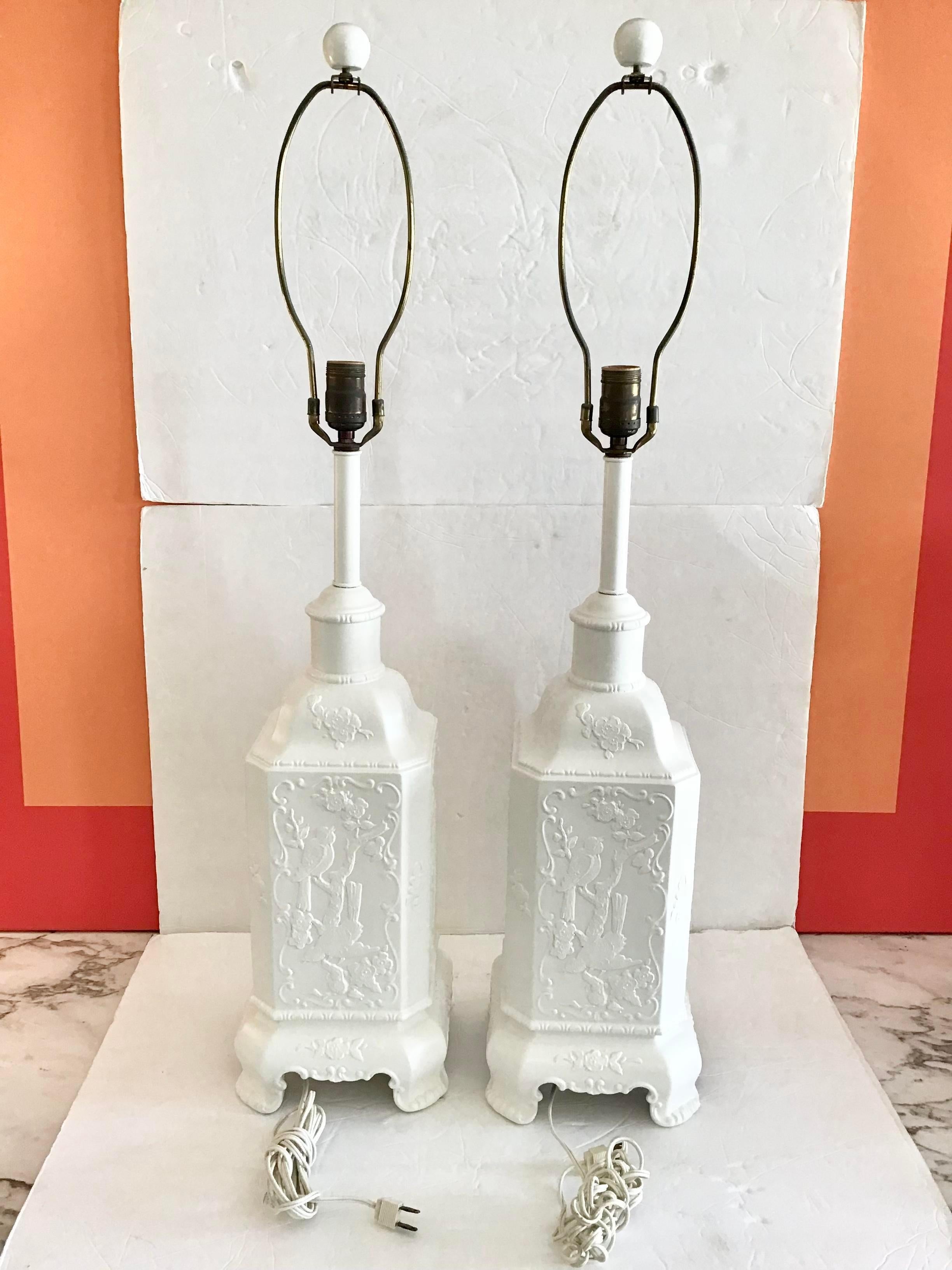 chinoiserie Asian Ceramic Table Lamps Freshly Lacquered White, a Pair In Good Condition For Sale In Los Angeles, CA