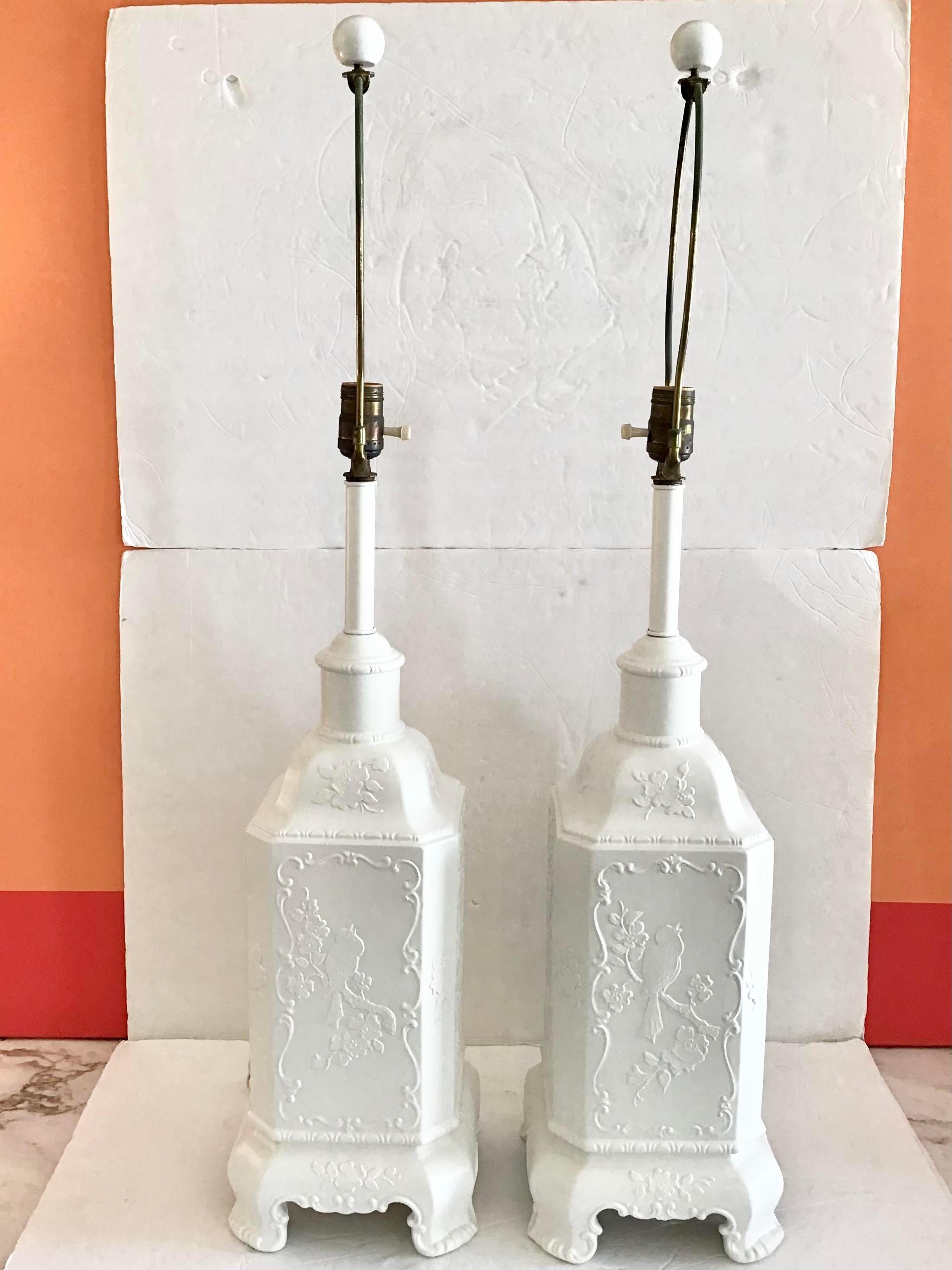 Mid-20th Century chinoiserie Asian Ceramic Table Lamps Freshly Lacquered White, a Pair For Sale