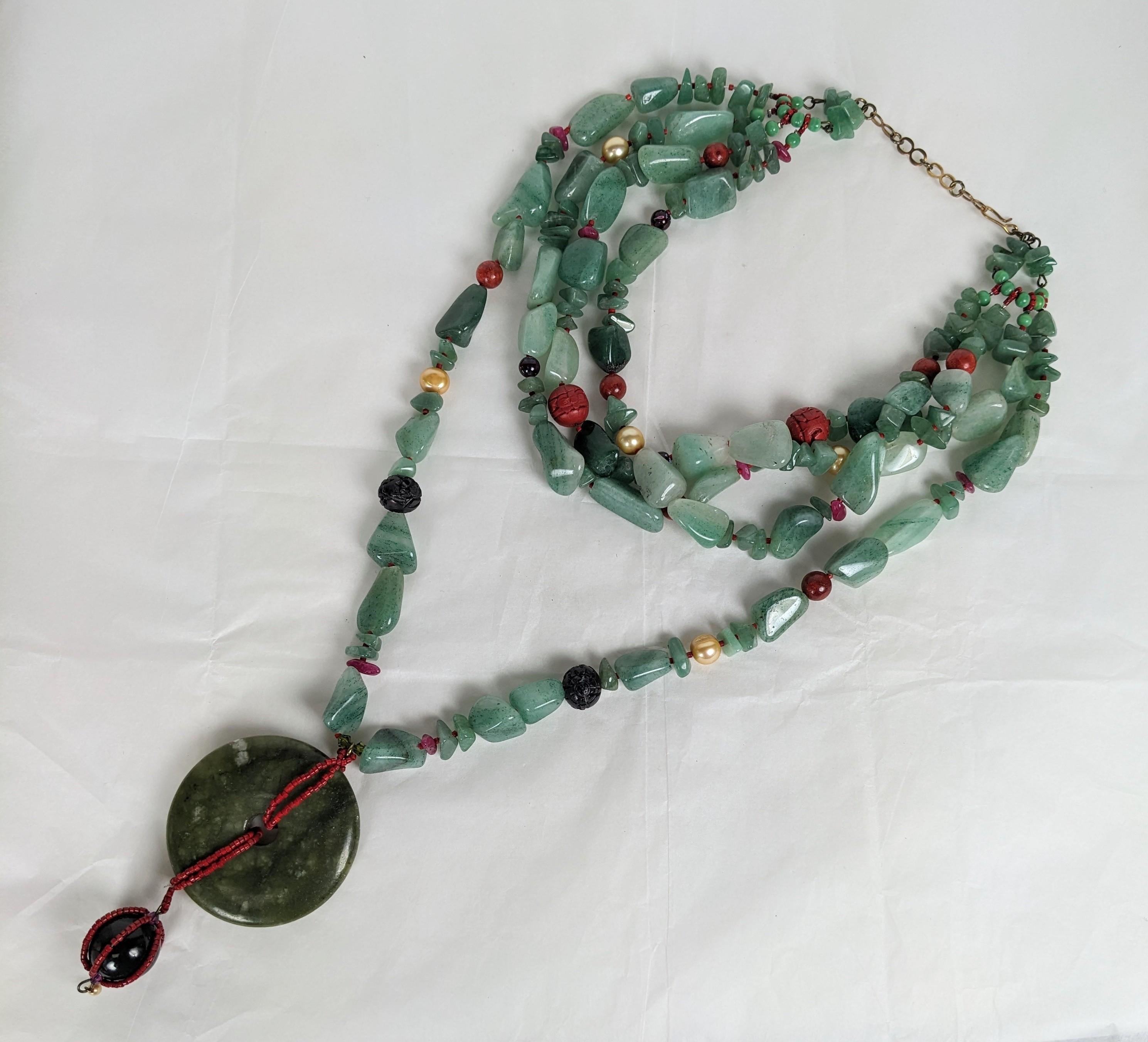 Collana Chinoiserie in avventurina e cinabro degli anni '80 in stile Galliano. Le perle avventurine burattate sono infilate con perle di cinabro intagliato, perle finte e perle di semi ceche. 3 fili al collo con un filo più lungo con una ciambella