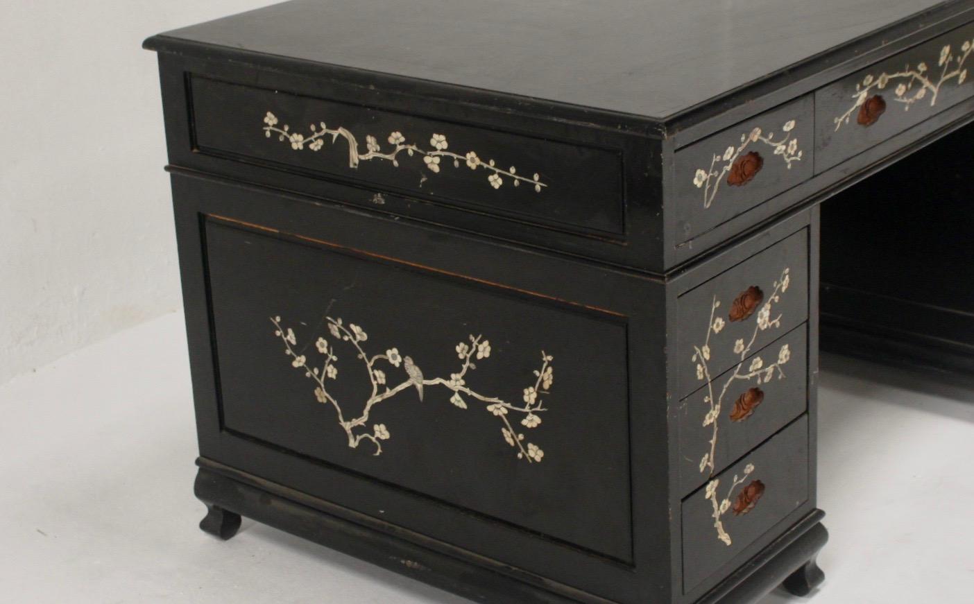 Chinoiserie Back Lacquered Art Deco Mother of Pearl Inlay Desk, Spain, 1940s For Sale 4