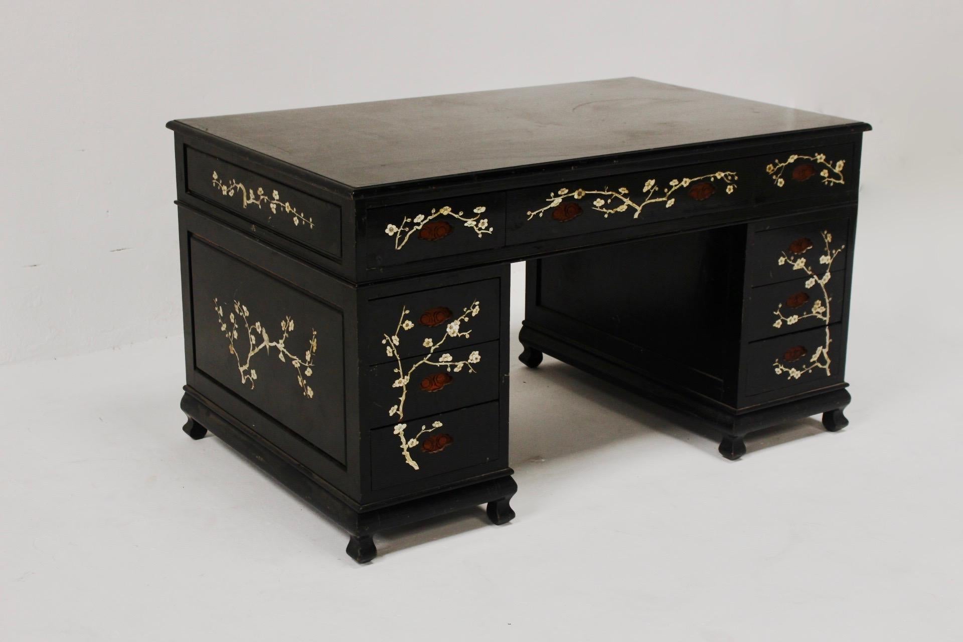 Chinoiserie Back Lacquered Art Deco Mother of Pearl Inlay Desk, Spain, 1940s For Sale 5