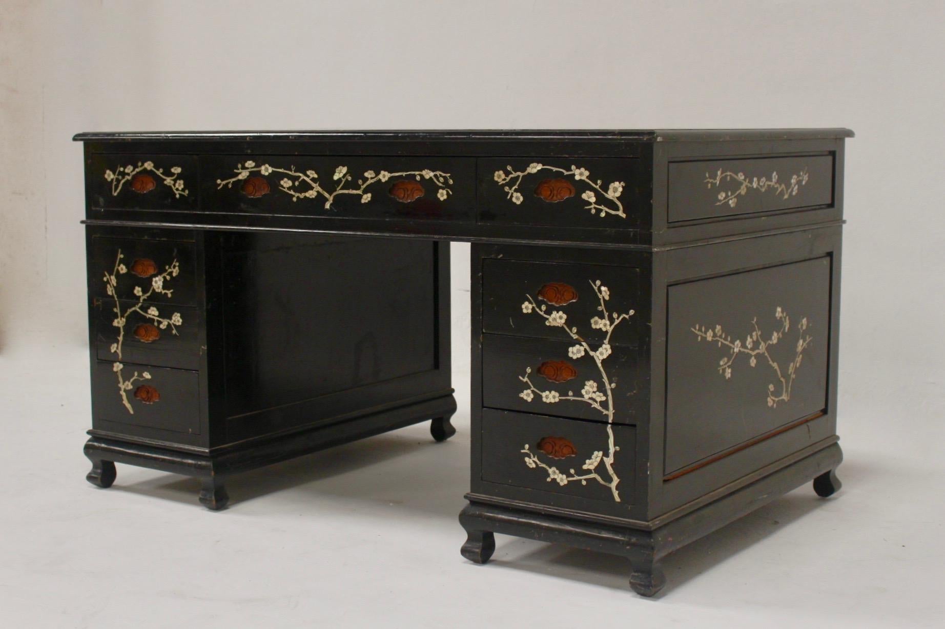 Chinoiserie Back Lacquered Art Deco Mother of Pearl Inlay Desk, Spain, 1940s For Sale 6