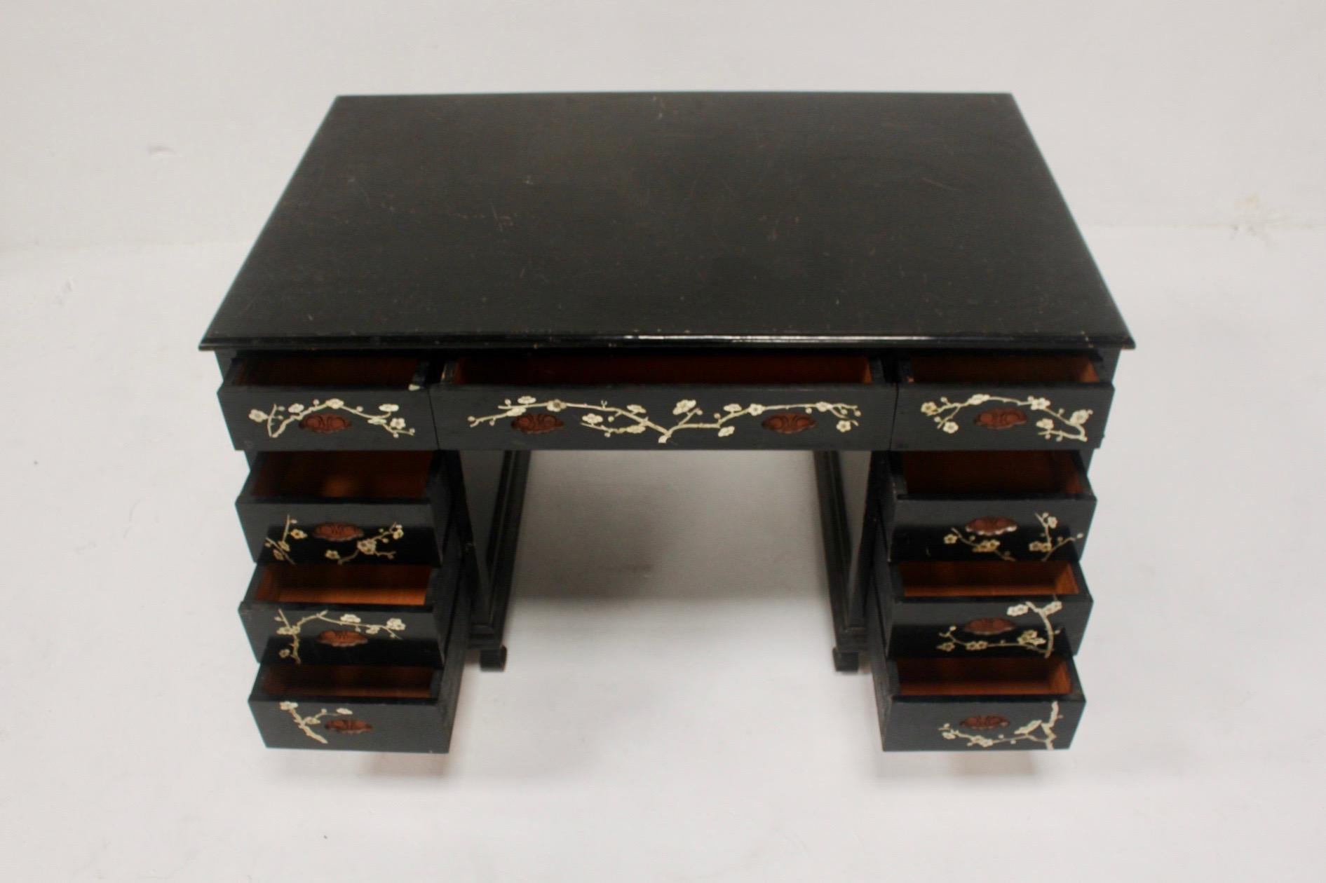 Chinoiserie Back Lacquered Art Deco Mother of Pearl Inlay Desk, Spain, 1940s For Sale 7
