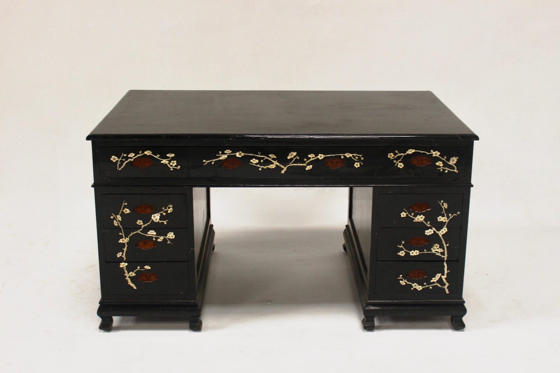 Spanish Chinoiserie Back Lacquered Art Deco Mother of Pearl Inlay Desk, Spain, 1940s For Sale