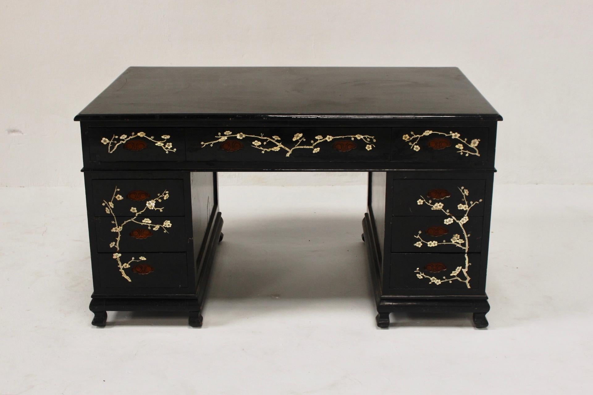 Chinoiserie Back Lacquered Art Deco Mother of Pearl Inlay Desk, Spain, 1940s In Good Condition For Sale In Valencia, Valencia