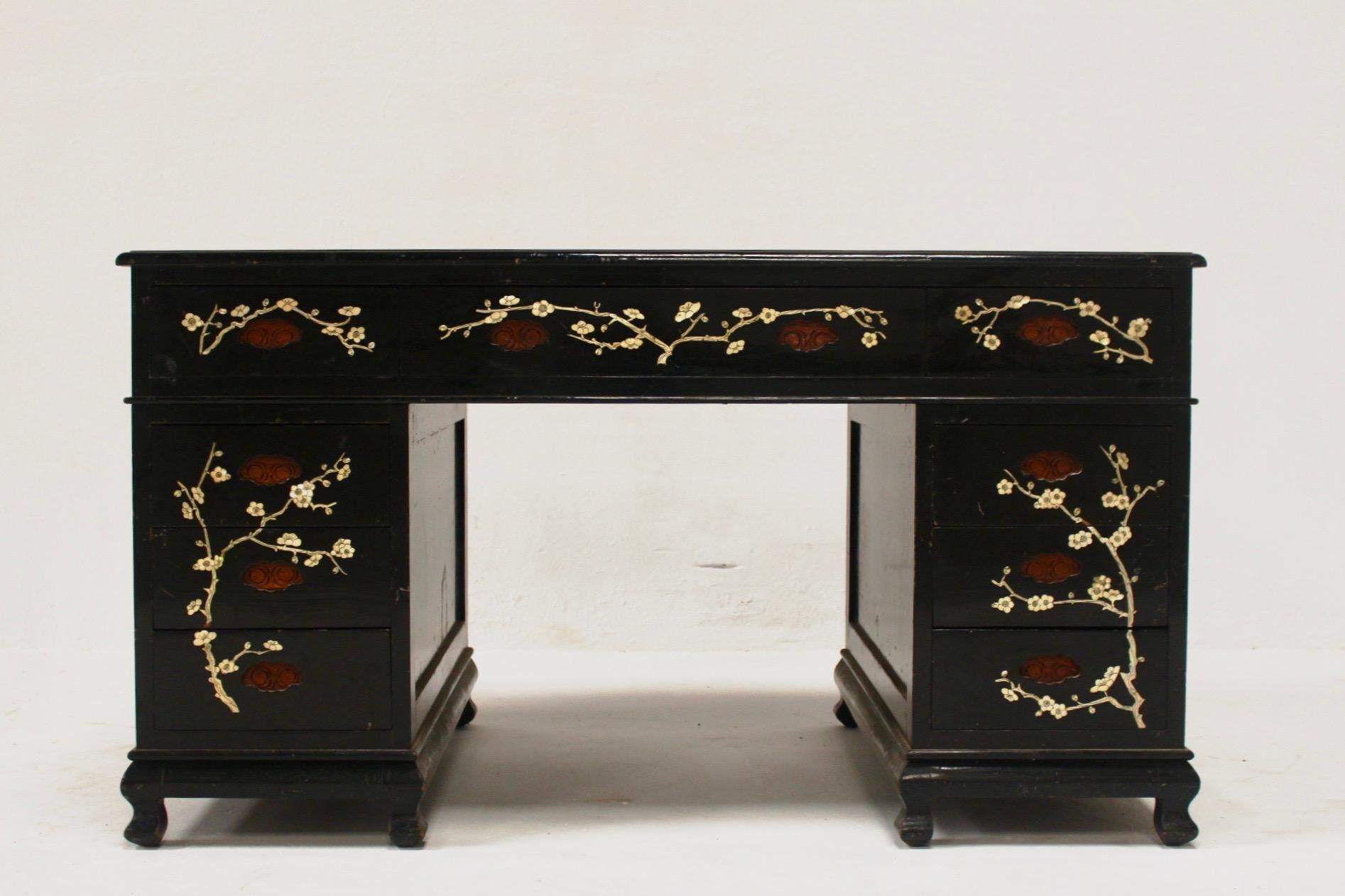 Chinoiserie Back Lacquered Art Deco Mother of Pearl Inlay Desk, Spain, 1940s For Sale 1