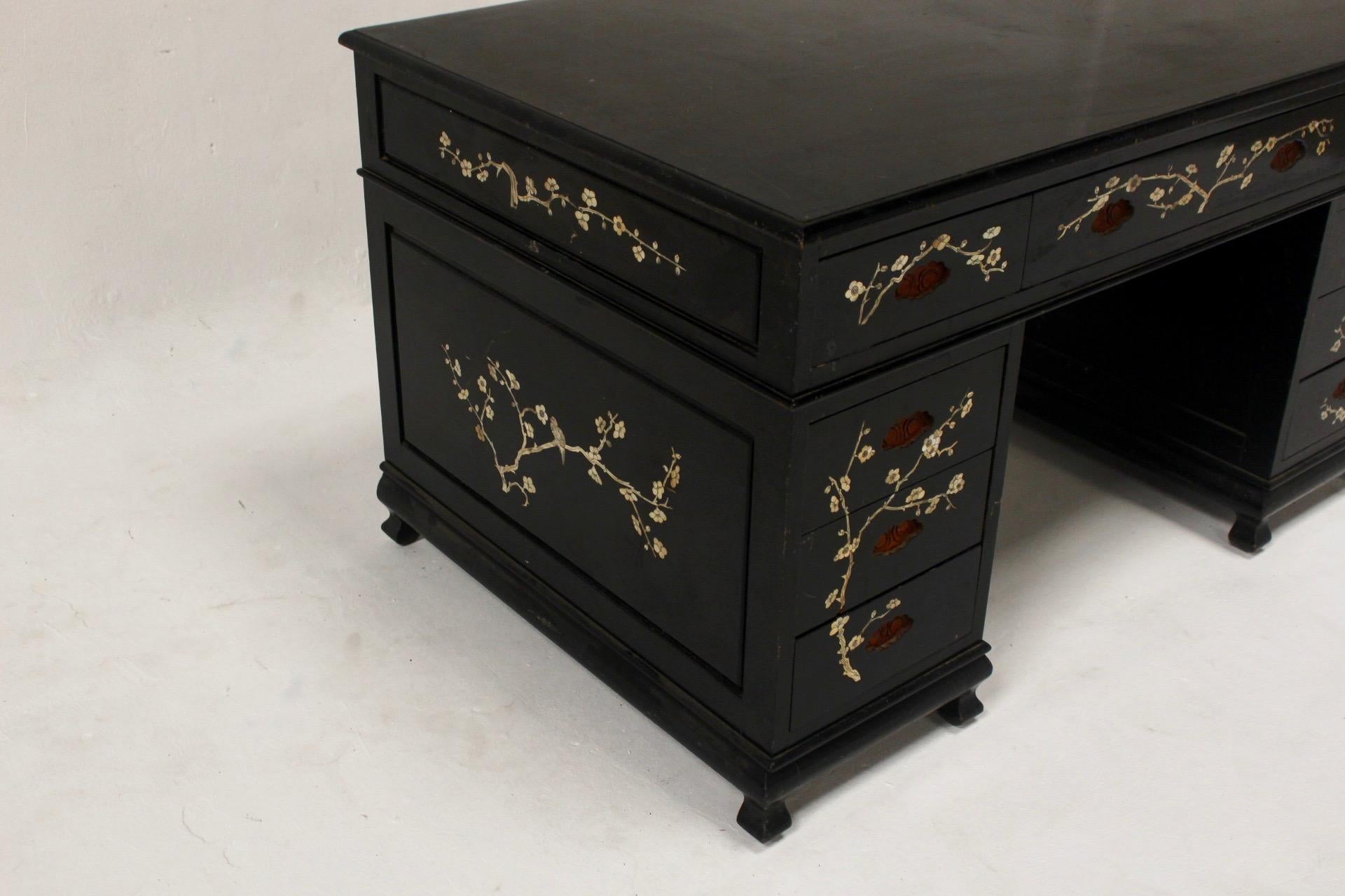 Chinoiserie Back Lacquered Art Deco Mother of Pearl Inlay Desk, Spain, 1940s For Sale 2