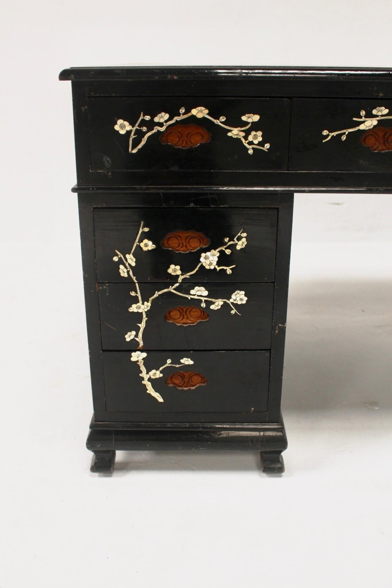 Chinoiserie Back Lacquered Art Deco Mother of Pearl Inlay Desk, Spain, 1940s For Sale 3