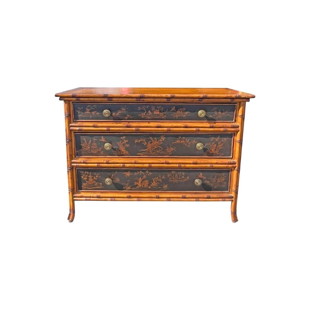 Chinoiserie Bambus Stil Kommode oder dekorativen Schrank Asian Style

Diese elegante Kommode im Chinoiserie-Bambus-Stil präsentiert ein wunderschönes, asiatisch inspiriertes Design, das traditionelle Handwerkskunst mit vielseitiger Funktionalität