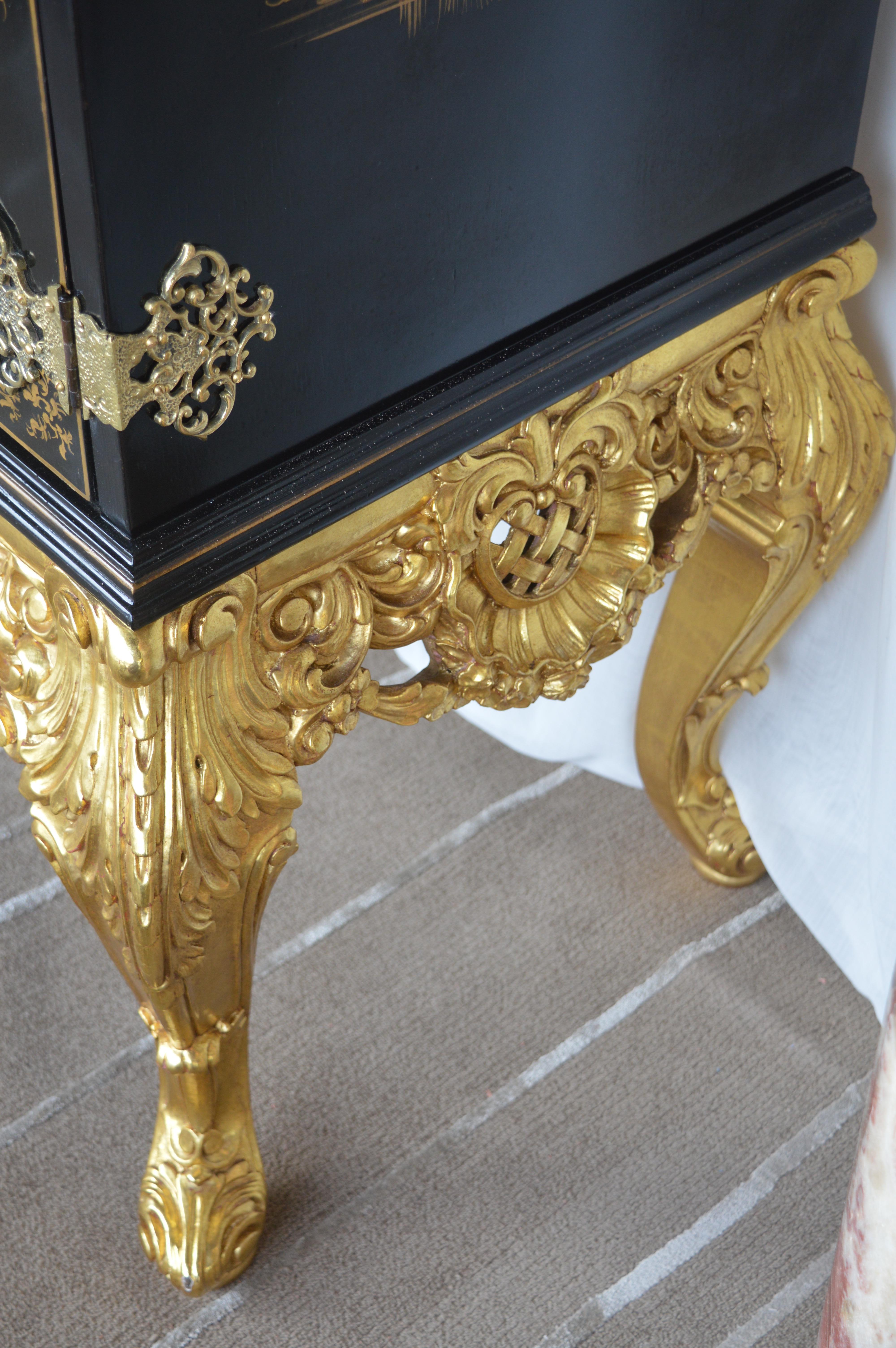 Chinoiserie Bar Cabinet with Giltwood 5