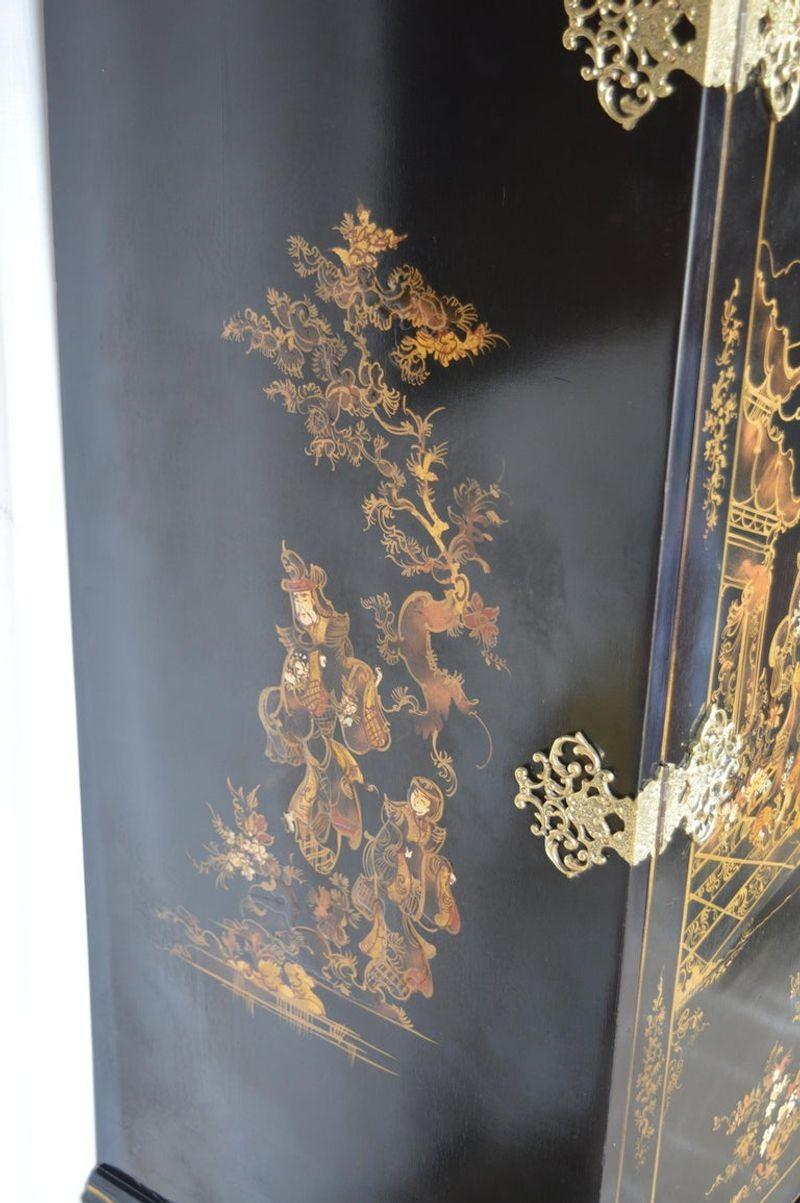 Chinoiserie Bar Cabinet with Giltwood For Sale 6