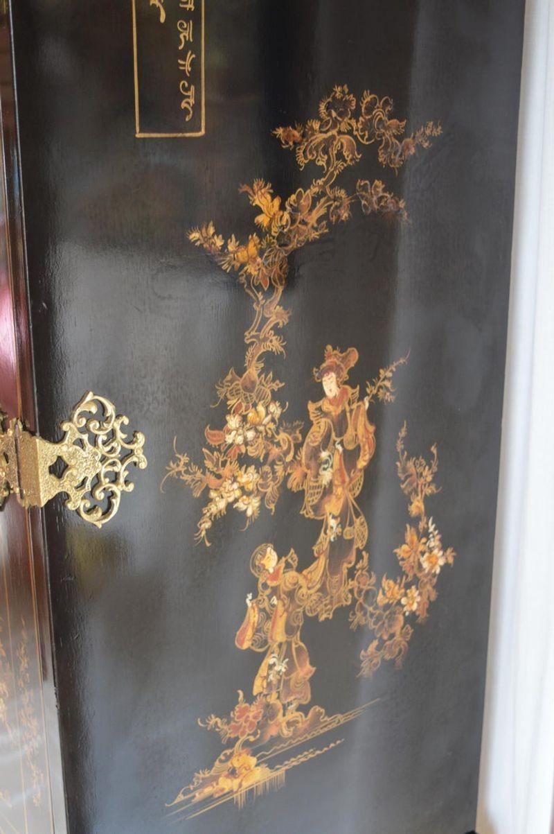 Chinoiserie Bar Cabinet with Giltwood For Sale 8