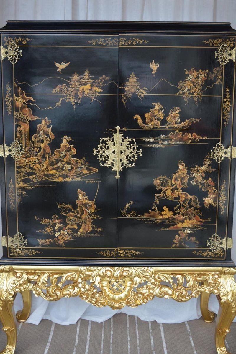 English Chinoiserie Bar Cabinet with Giltwood For Sale
