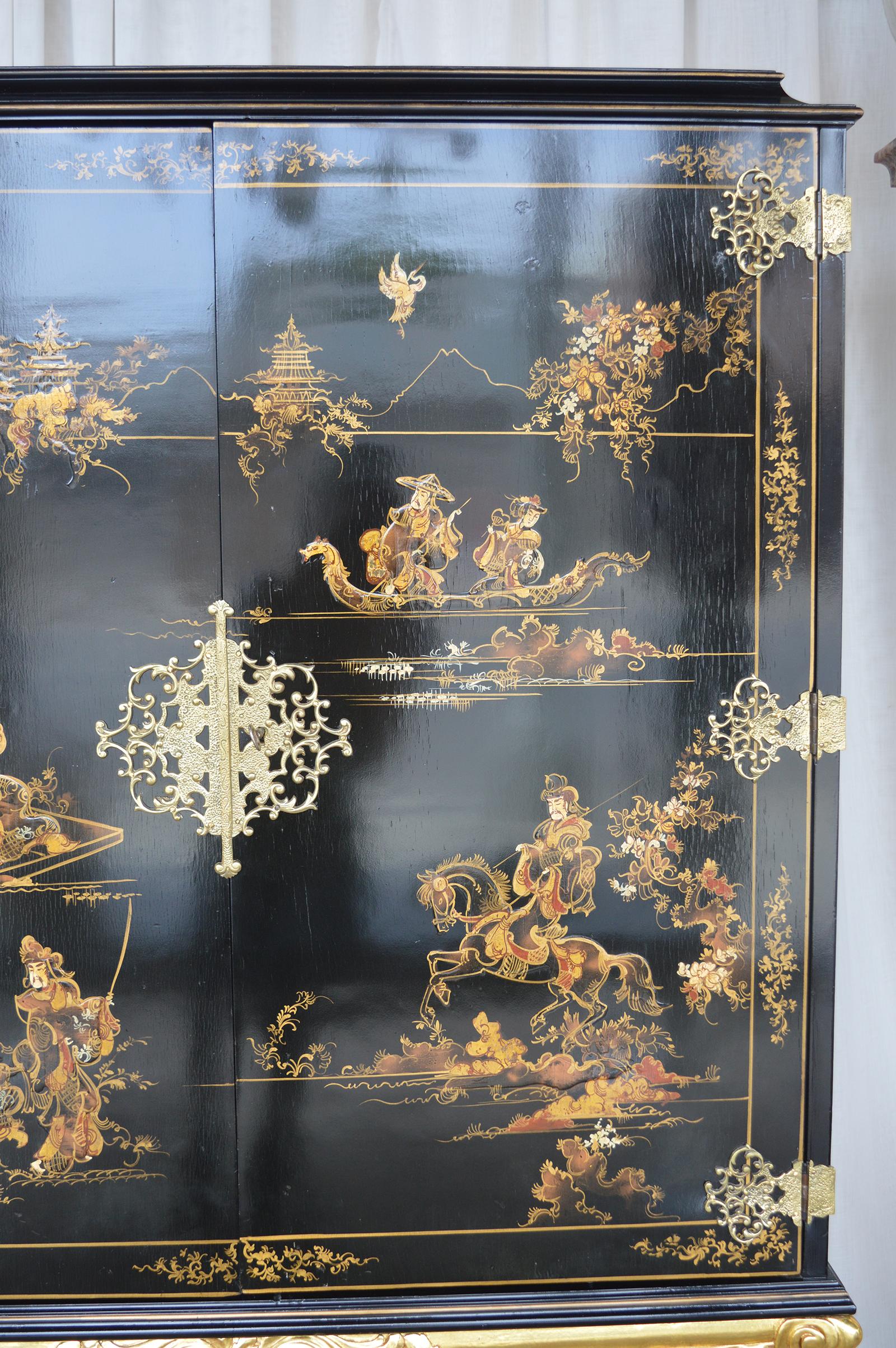 20th Century Chinoiserie Bar Cabinet with Giltwood