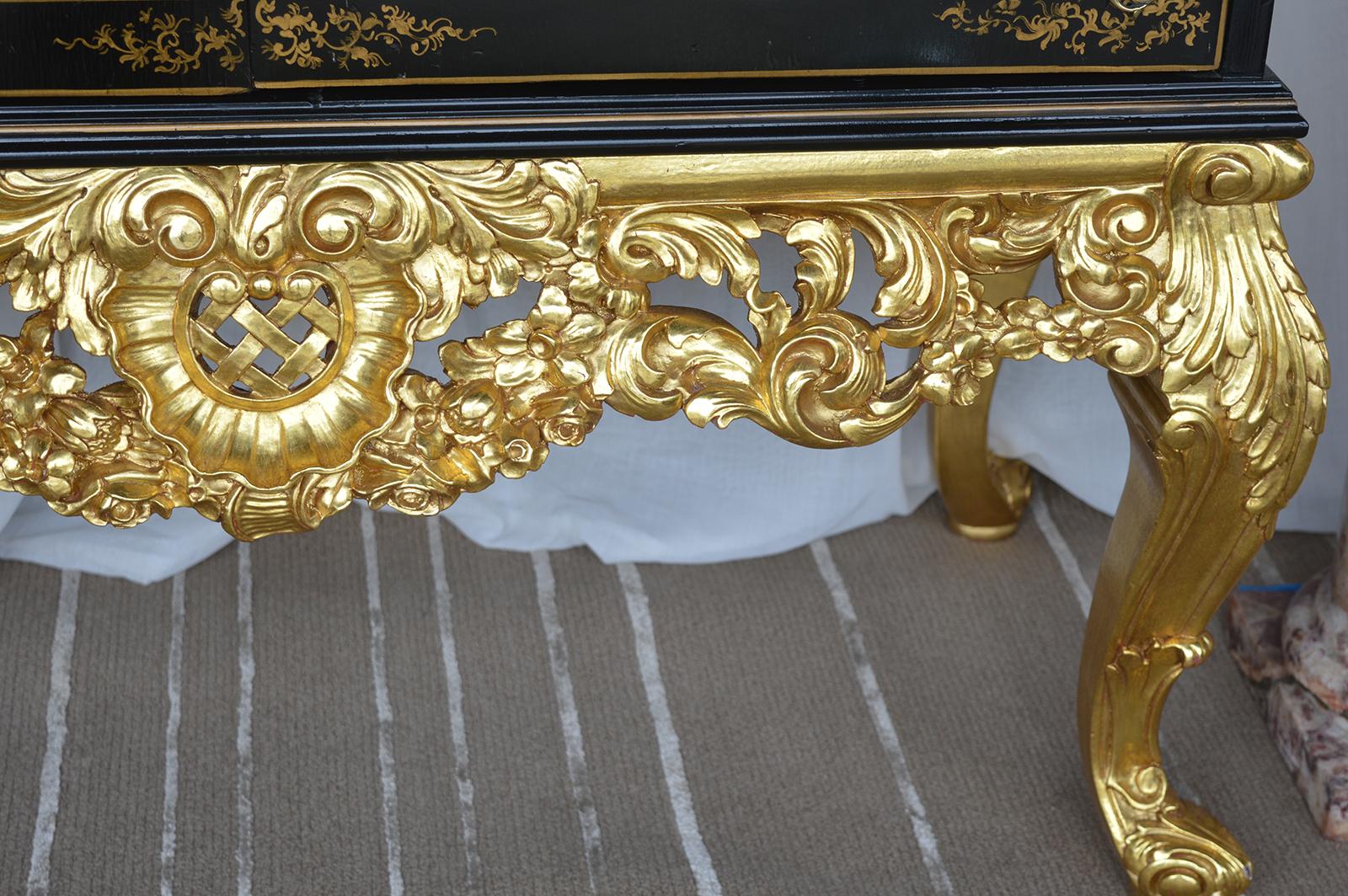 Chinoiserie Bar Cabinet with Giltwood 1