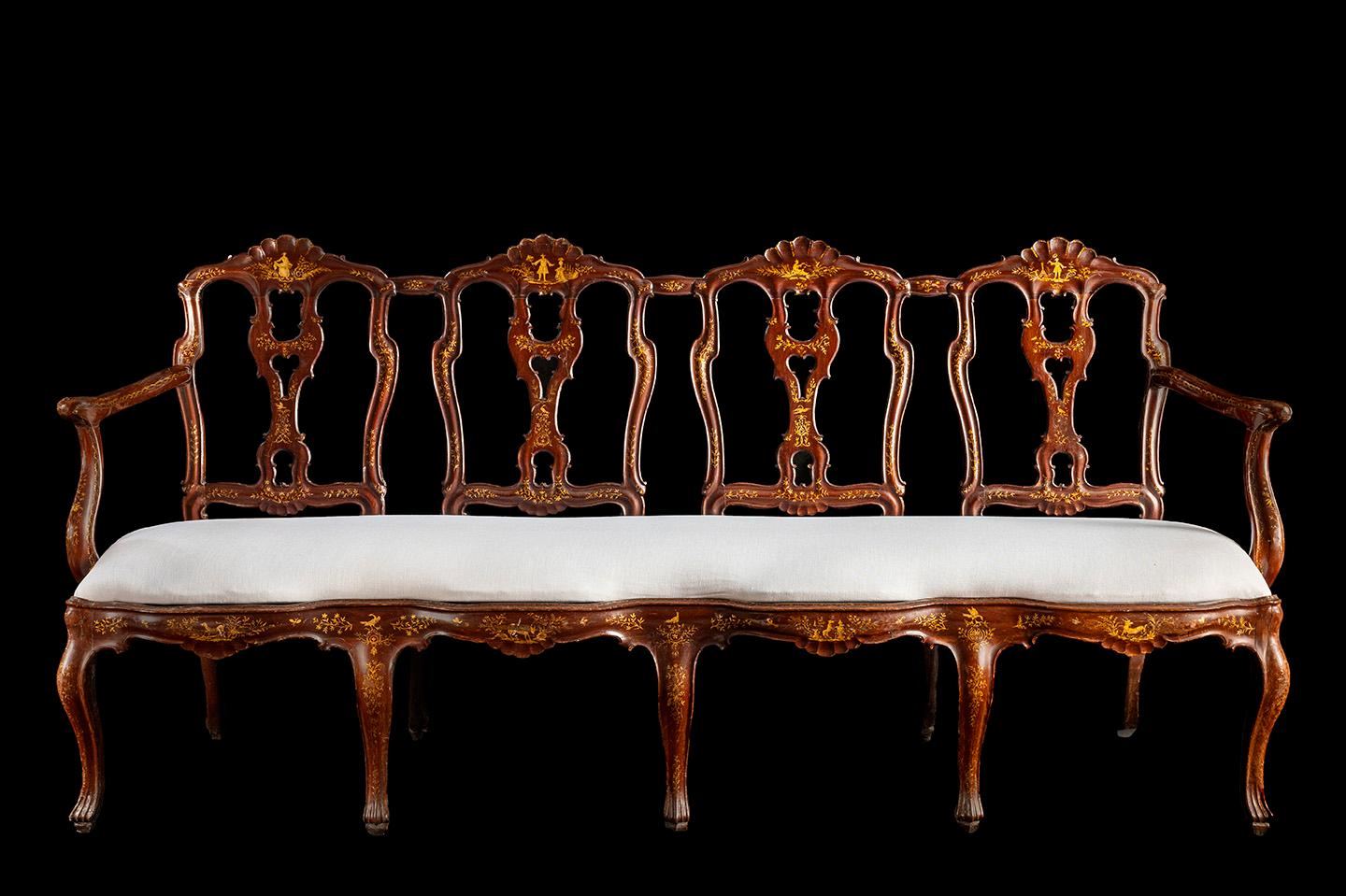Authentique Choiserie

Un banc exceptionnel et élégant de style Chinoiserie, fabriqué dans un riche acajou et orné de délicats motifs peints à l'or. Cette pièce décorative rare reflète la fascination des Européens pour l'esthétique asiatique au