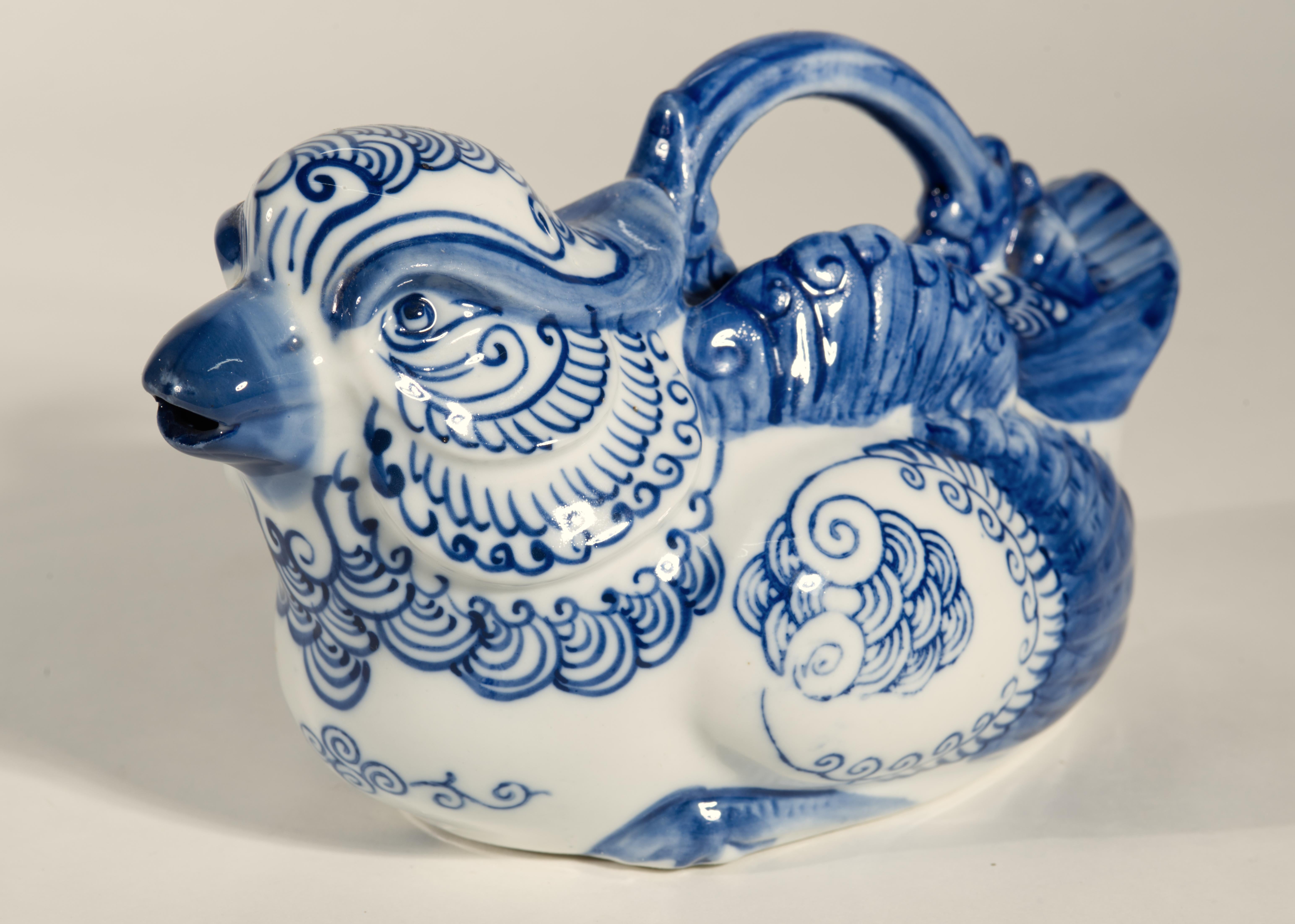 Cineserie Teiera a forma di uccello Chinoiserie dipinta a mano Decor blu e bianco in vendita