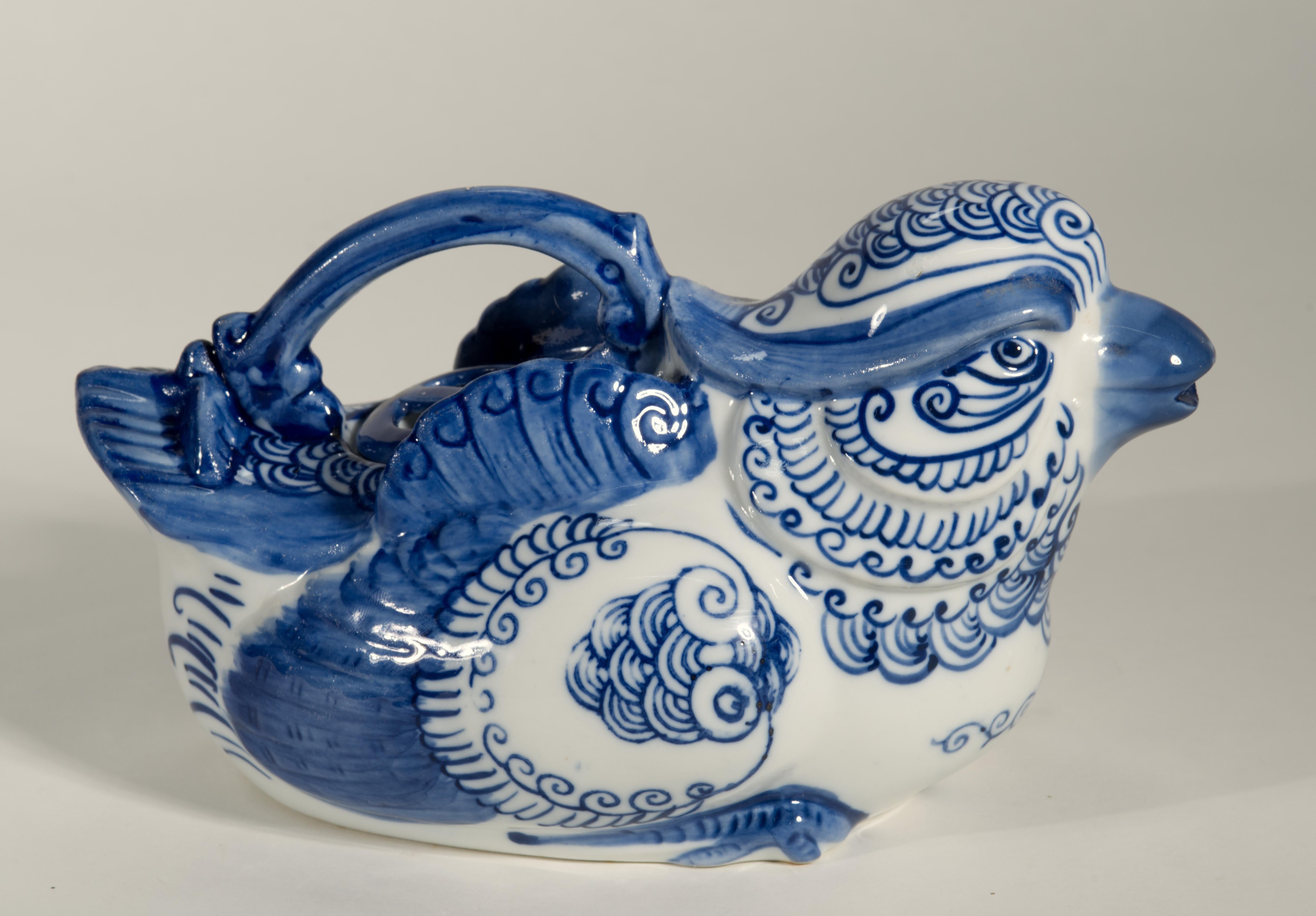 Cinese Teiera a forma di uccello Chinoiserie dipinta a mano Decor blu e bianco in vendita