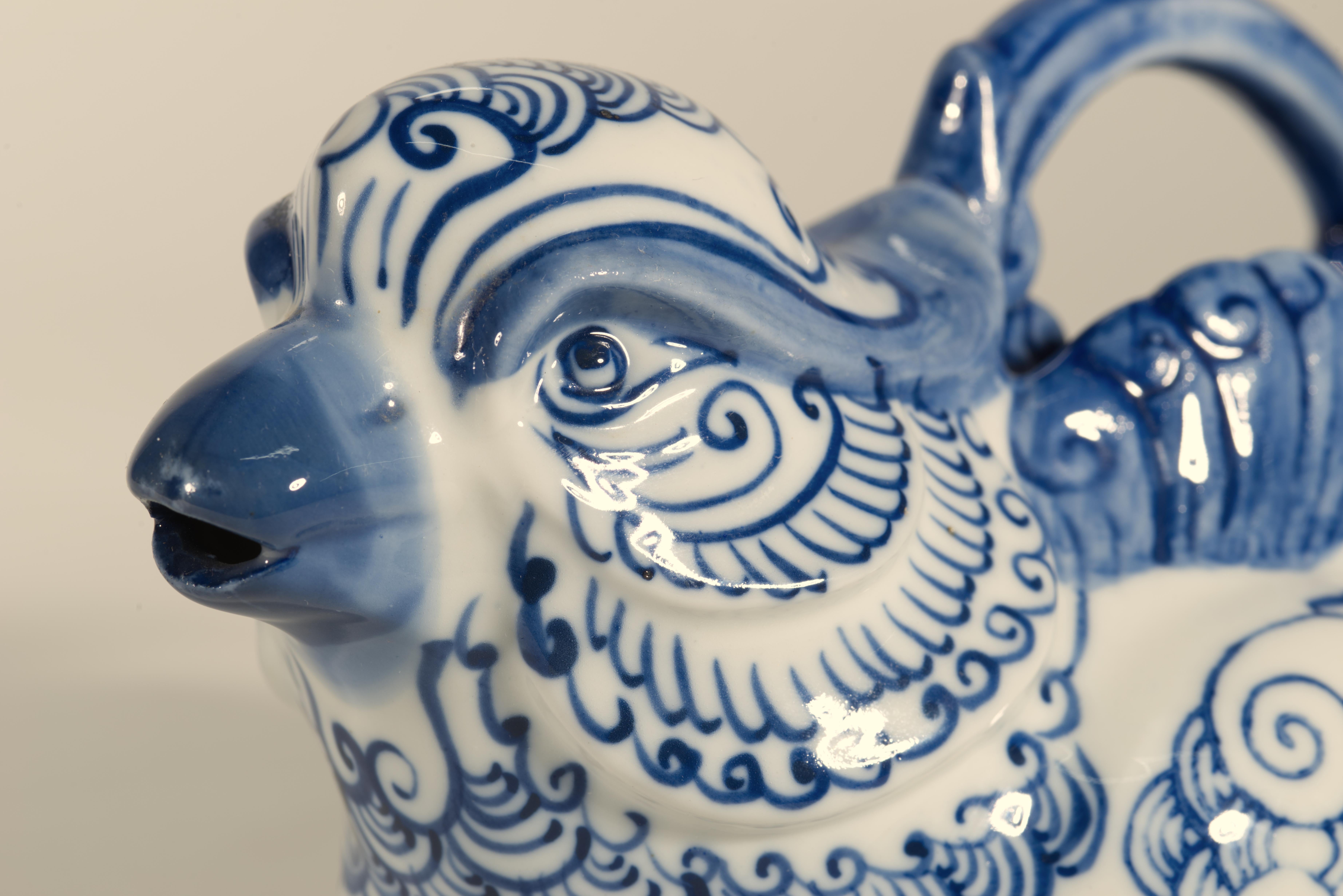 XX secolo Teiera a forma di uccello Chinoiserie dipinta a mano Decor blu e bianco in vendita