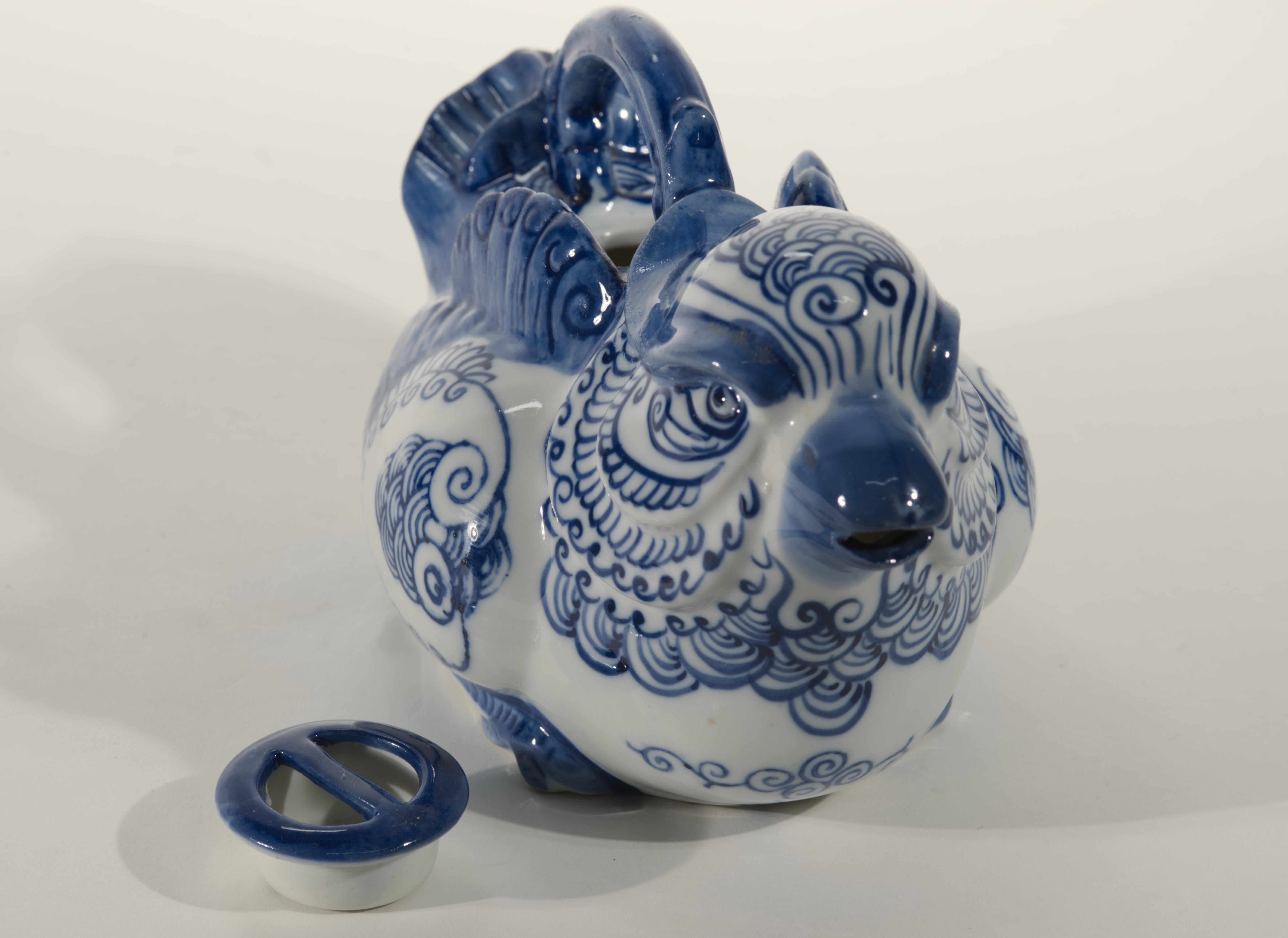 Ceramica Teiera a forma di uccello Chinoiserie dipinta a mano Decor blu e bianco in vendita