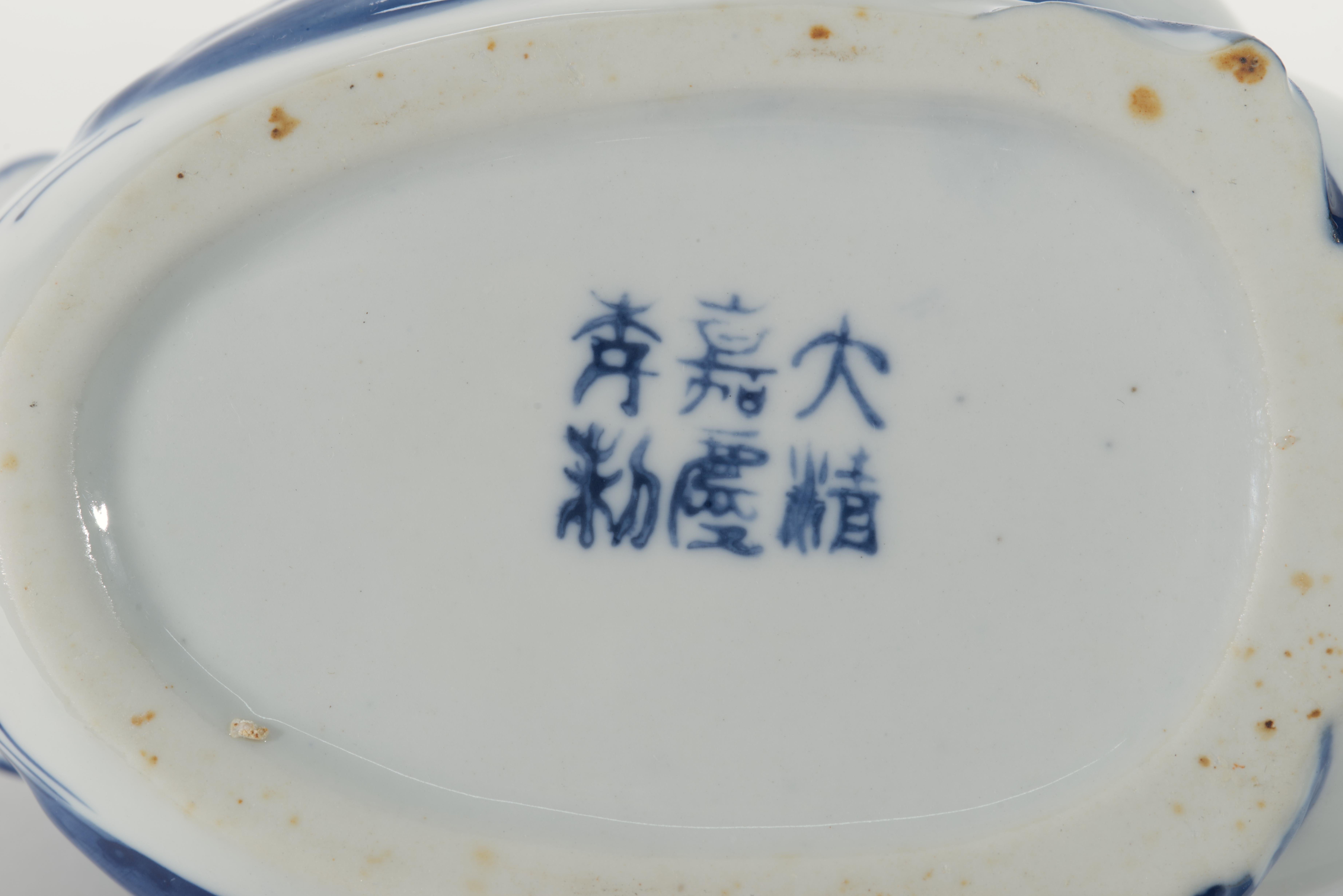 Teiera a forma di uccello Chinoiserie dipinta a mano Decor blu e bianco in vendita 1