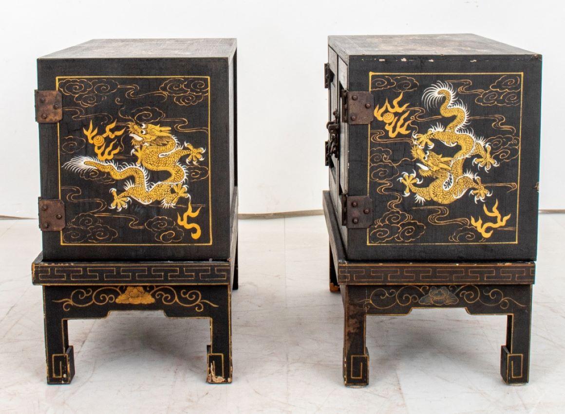 Armoires chinoiseries décorées noires et dorées, 2 Bon état - En vente à New York, NY