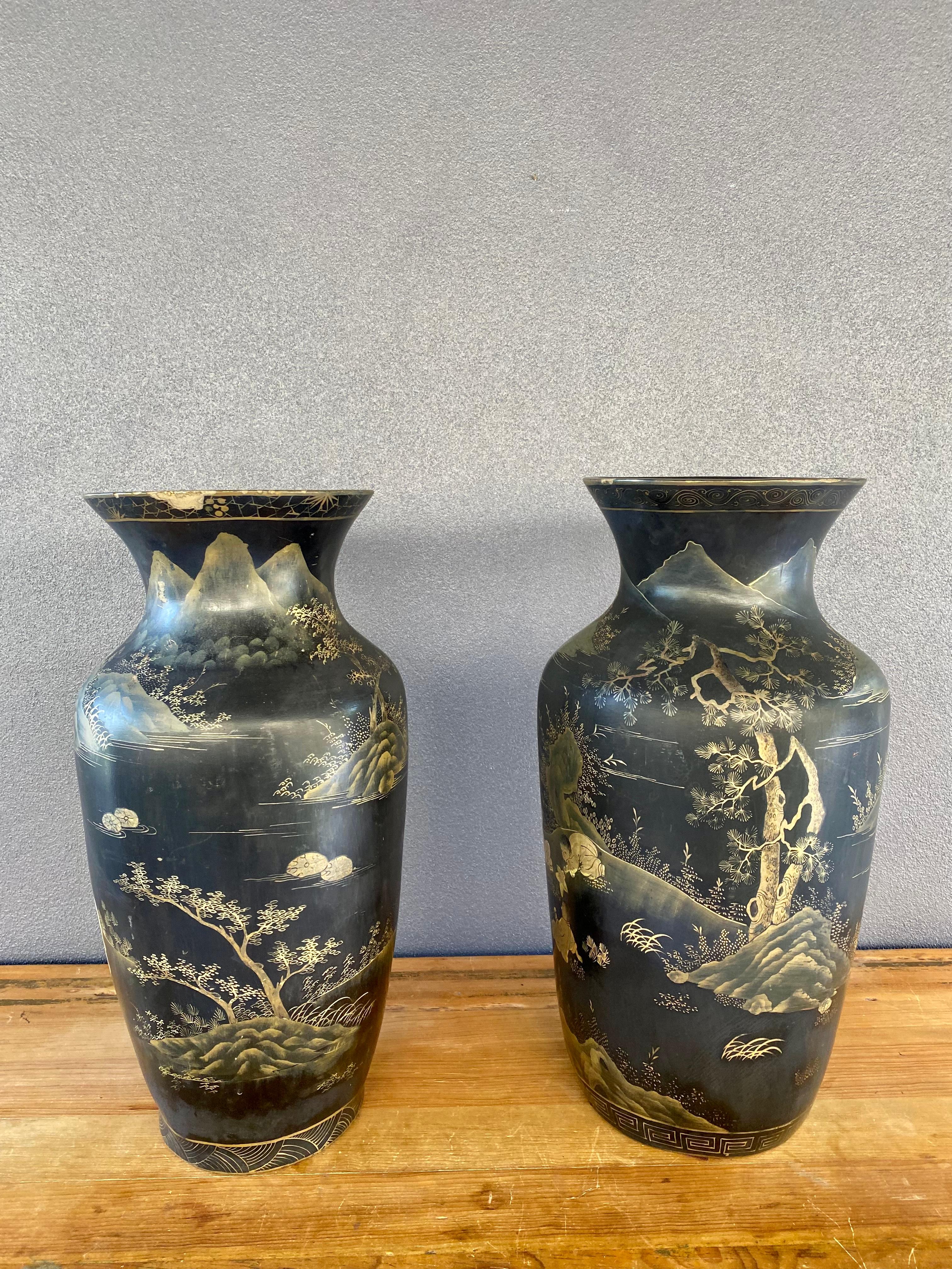 Bois Vases Chinoiserie en bois peint à la main noir et or, set de 2 en vente