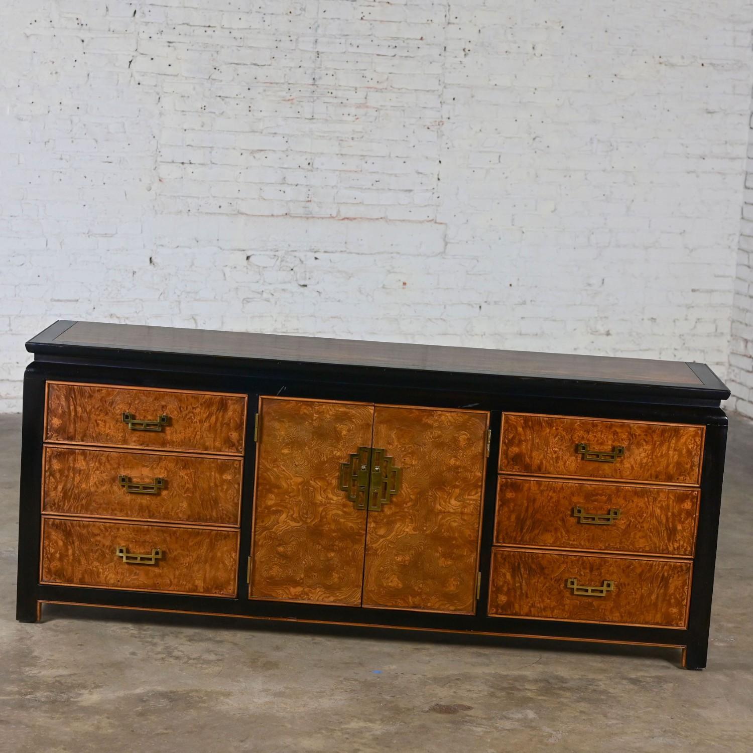 Merveilleuse commode ou buffet vintage Chinoiserie Chin Hua Collection par Raymond K. Sota pour Century Furniture comprenant un cadre en bois couleur ébène, des incrustations de bois de bourgogne, des garnitures et des ferrures en laiton, des portes