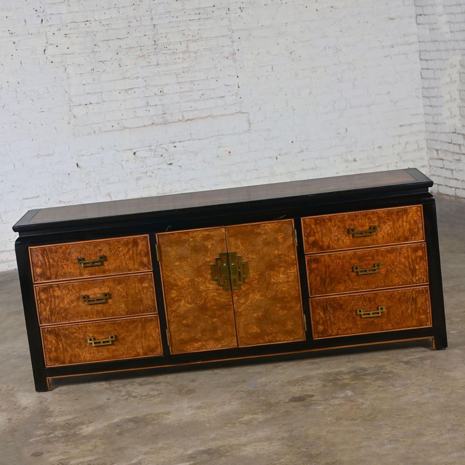 Chinoiseries Commode Chinoiserie Black & Burl Chin Hua de Raymond K. Sabota pour Century Furn en vente