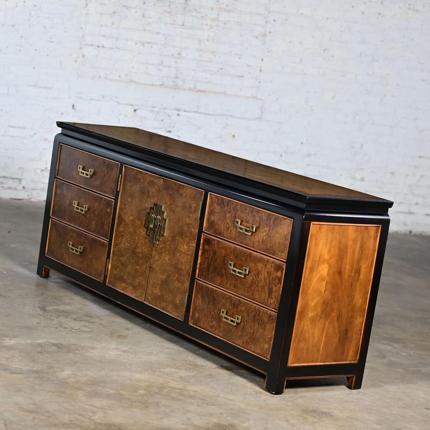 Peint Commode Chinoiserie Black & Burl Chin Hua de Raymond K. Sabota pour Century Furn en vente