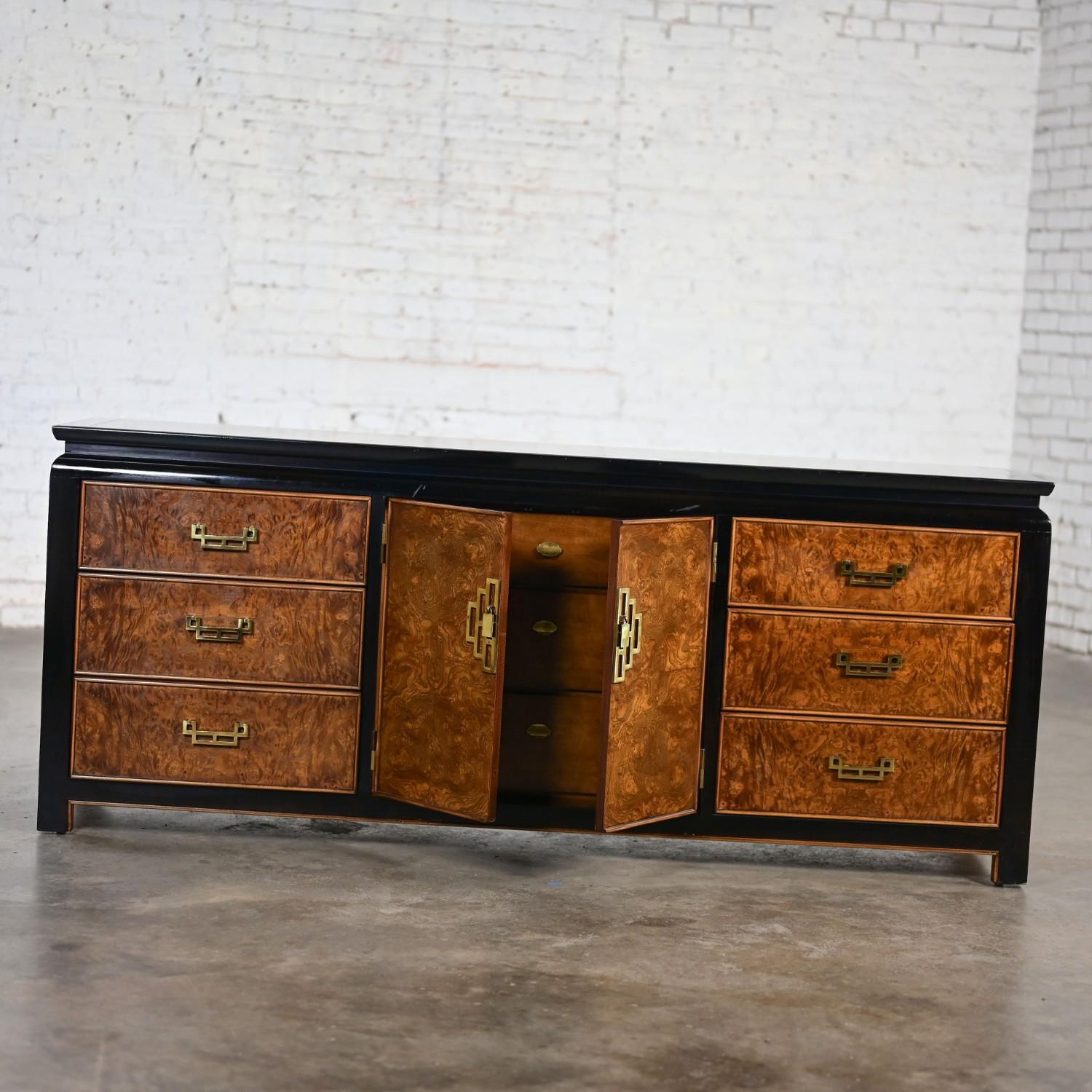 20ième siècle Commode Chinoiserie Black & Burl Chin Hua de Raymond K. Sabota pour Century Furn en vente