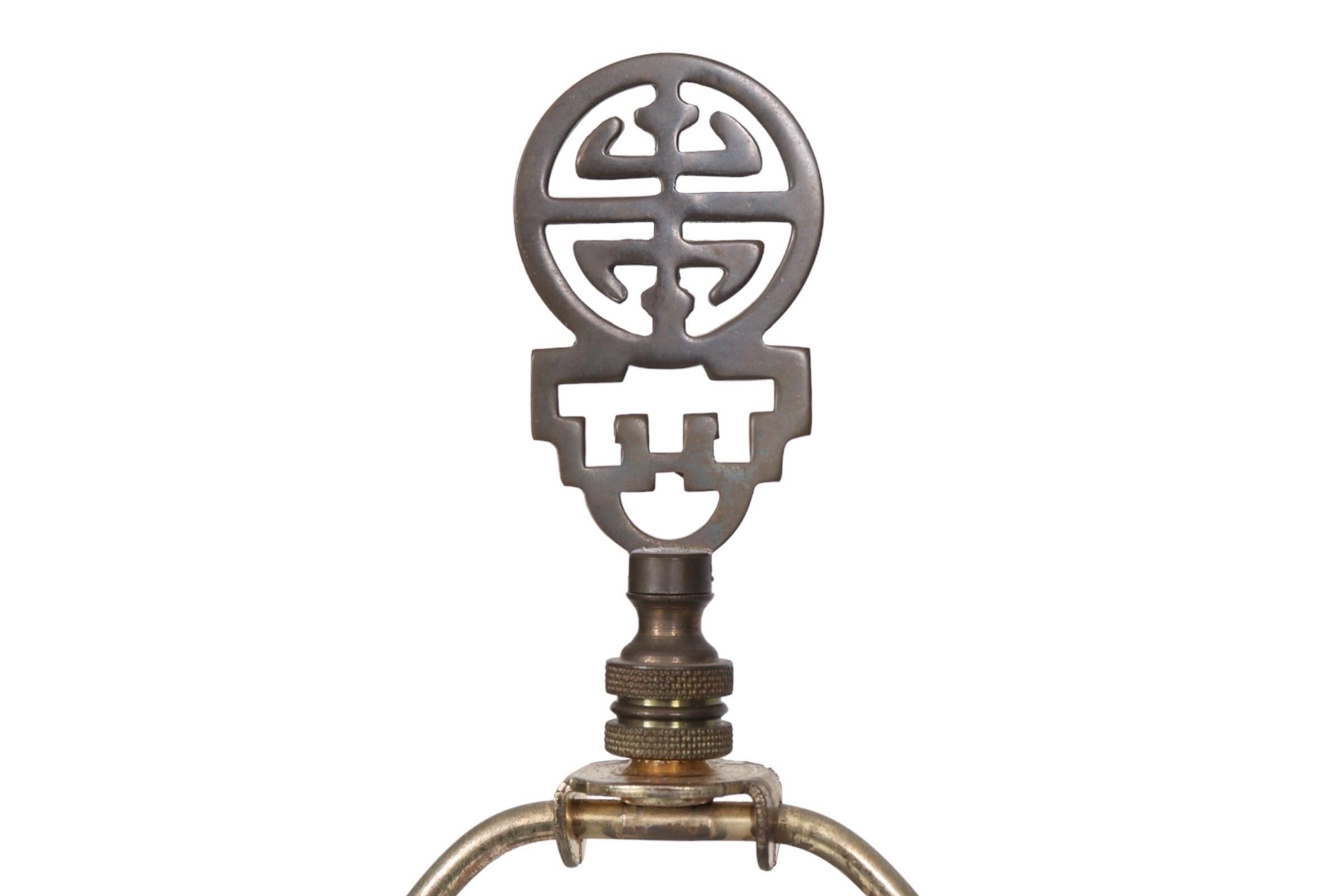 Chinoiserie-Tischlampe mit schwarzer Japanglasur (Japanlack) im Angebot