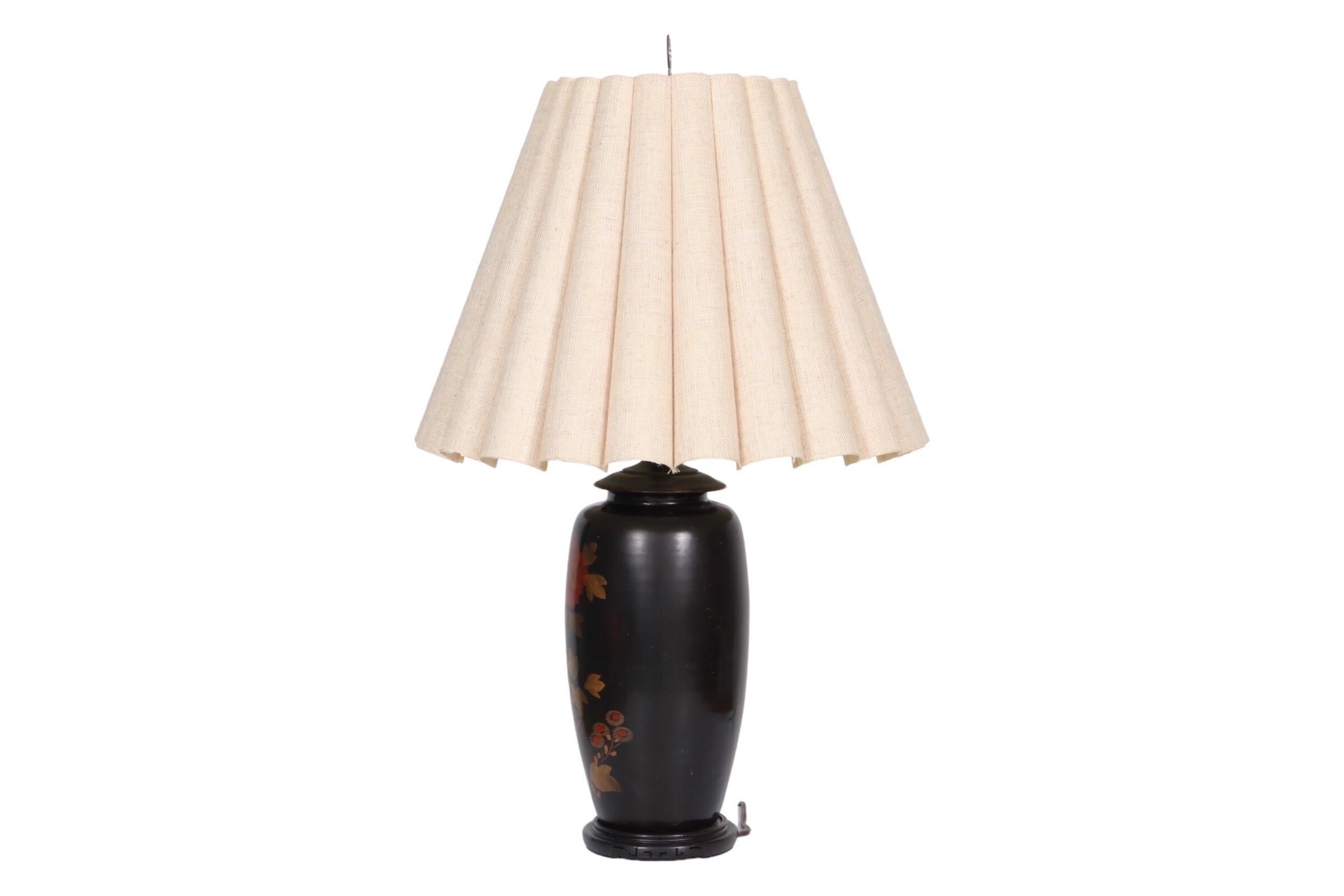 Chinoiserie Black Japanned Table Lamp For Sale 1