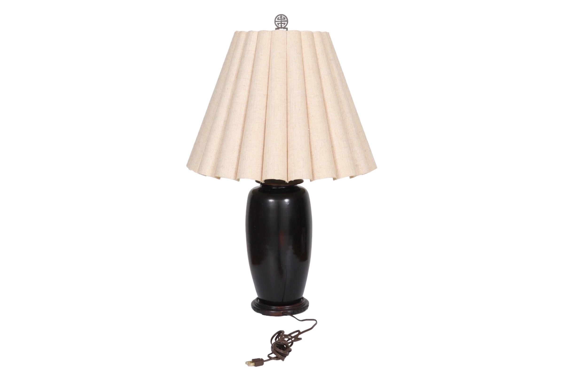 Chinoiserie Black Japanned Table Lamp For Sale 2