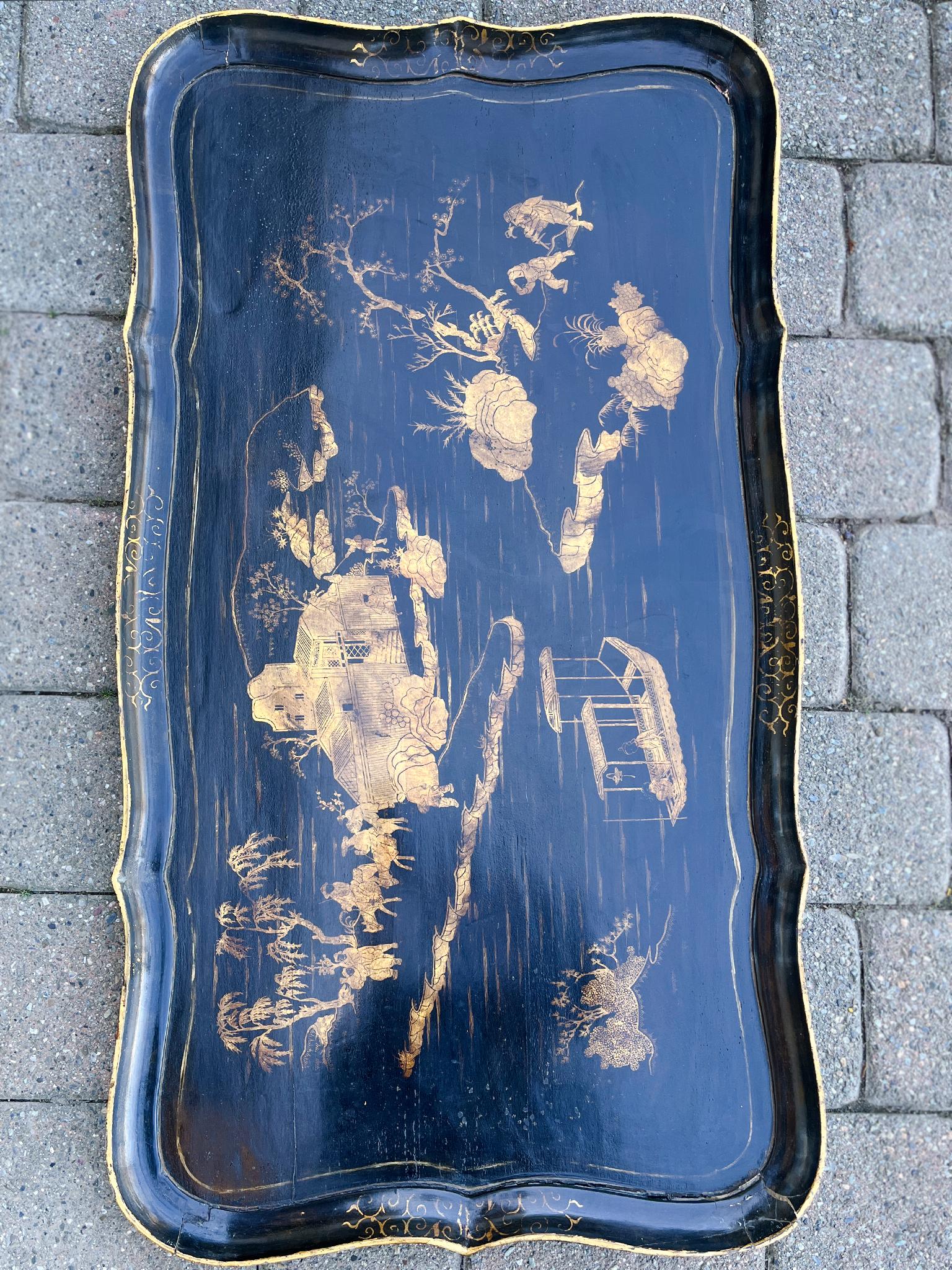 Legno Tavolo vassoio in lacca nera Chinoiserie e dorato Parcel in vendita