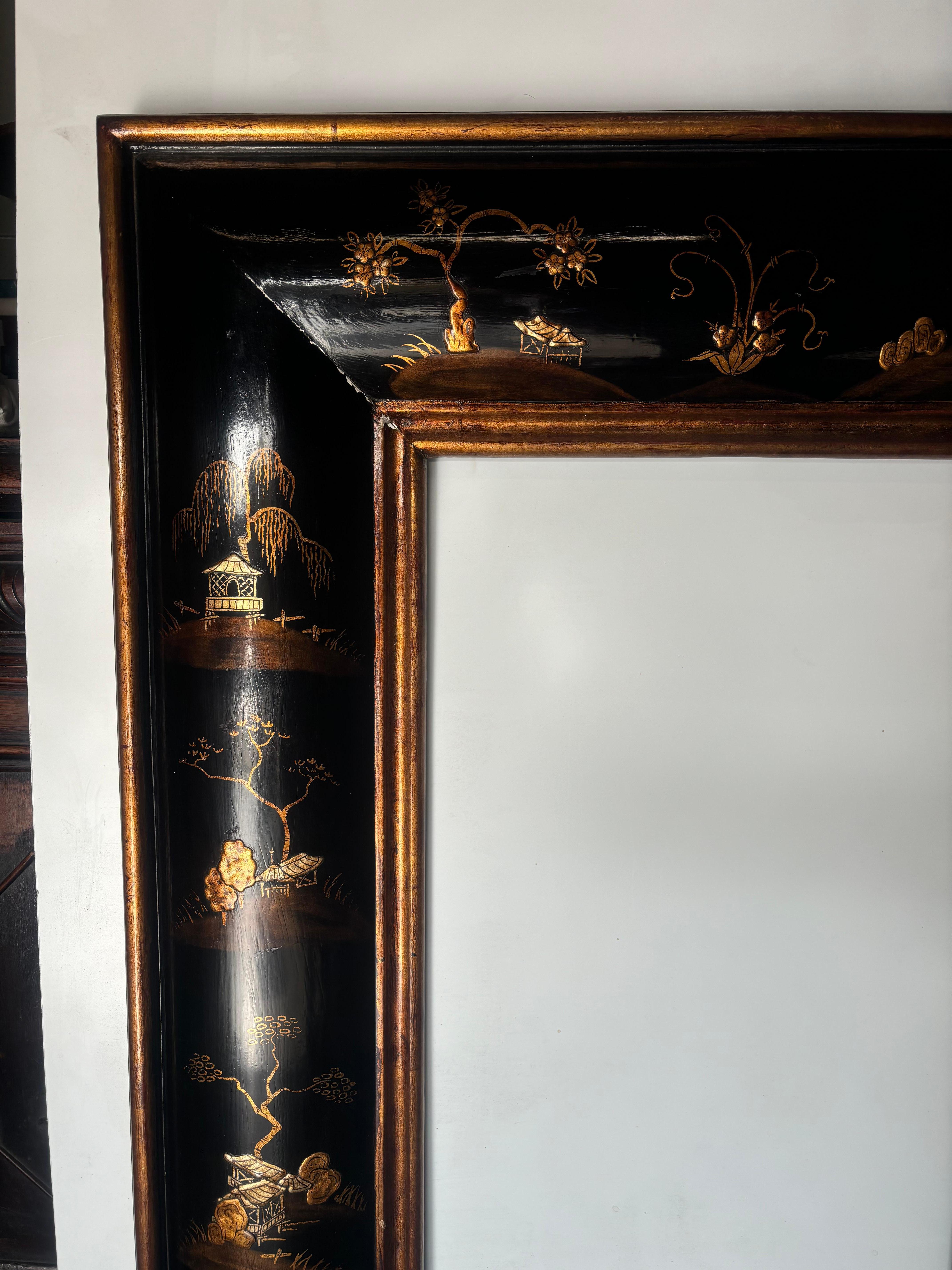 Lacado negro y dorado.
Precioso arte chinoiserie a lo largo del marco.  