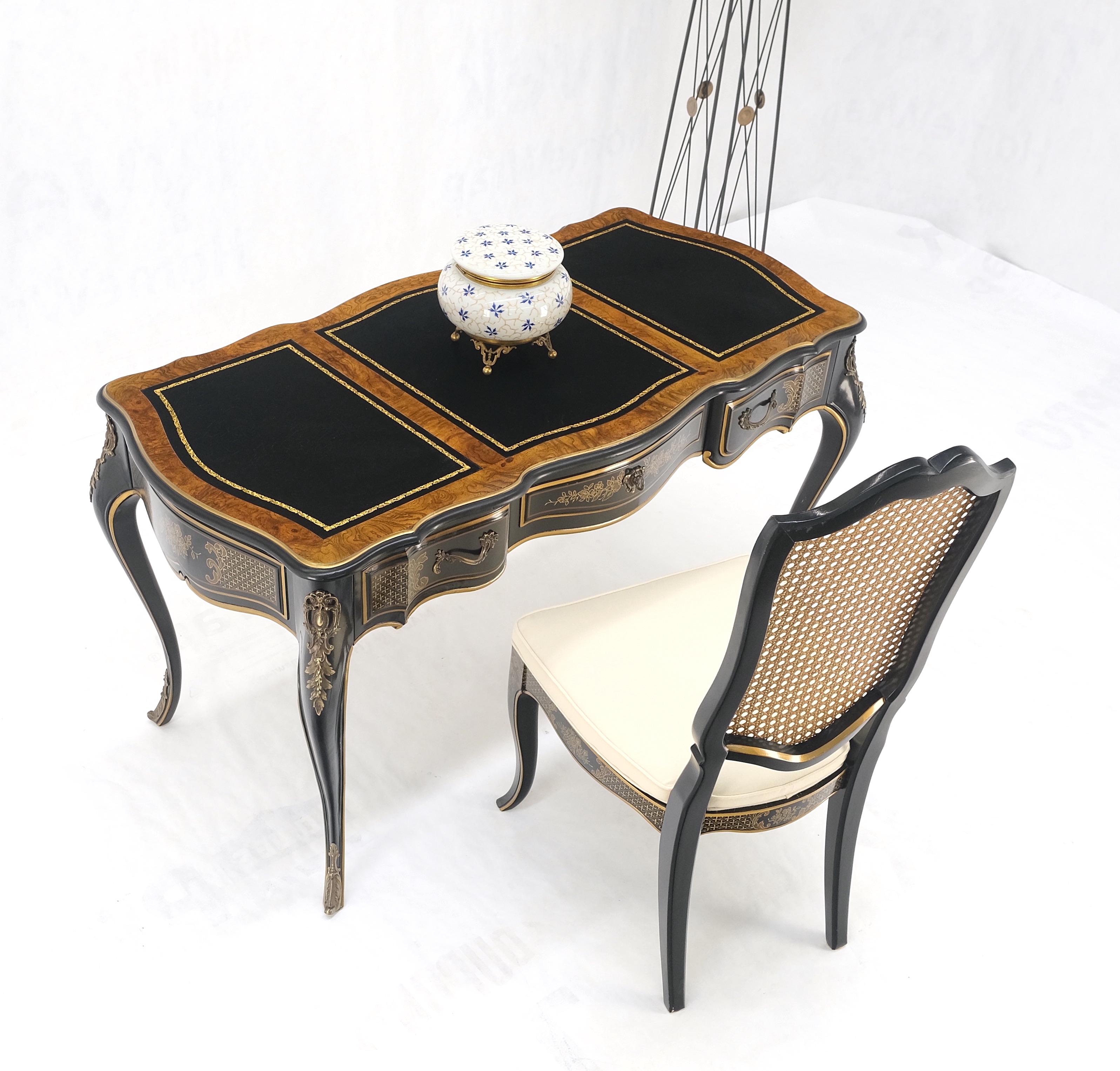 Bureau chinoiseries en laque noire, cuir doré et bronze avec chaise MINT ! en vente 2